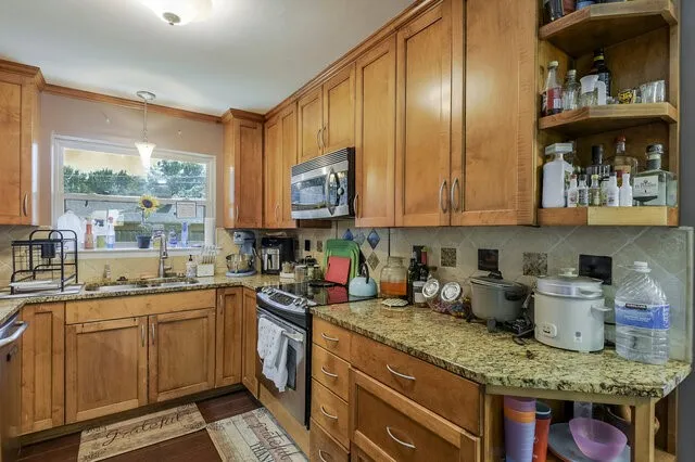 Single Family Residence For Sale in Tarrant County , 802 Crest Oak Court, Arlington, Texas 76012, 4 Bedroom, 2 Bathroom, Garage spaces, 2,387 Sqft, built in 1972, mls#21233075, Real Estate Agent in Arlington, Homes For Sale in Tarrant county, Homes For Sale in Arlington, Realtor in Arlington Texas, Real Estate Brokerage Independent Realty Texas, Luminita Cordes Realtor