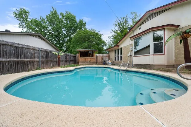 Single Family Residence For Sale in Tarrant County , 802 Crest Oak Court, Arlington, Texas 76012, 4 Bedroom, 2 Bathroom, Garage spaces, 2,387 Sqft, built in 1972, mls#21233075, Real Estate Agent in Arlington, Homes For Sale in Tarrant county, Homes For Sale in Arlington, Realtor in Arlington Texas, Real Estate Brokerage Independent Realty Texas, Luminita Cordes Realtor