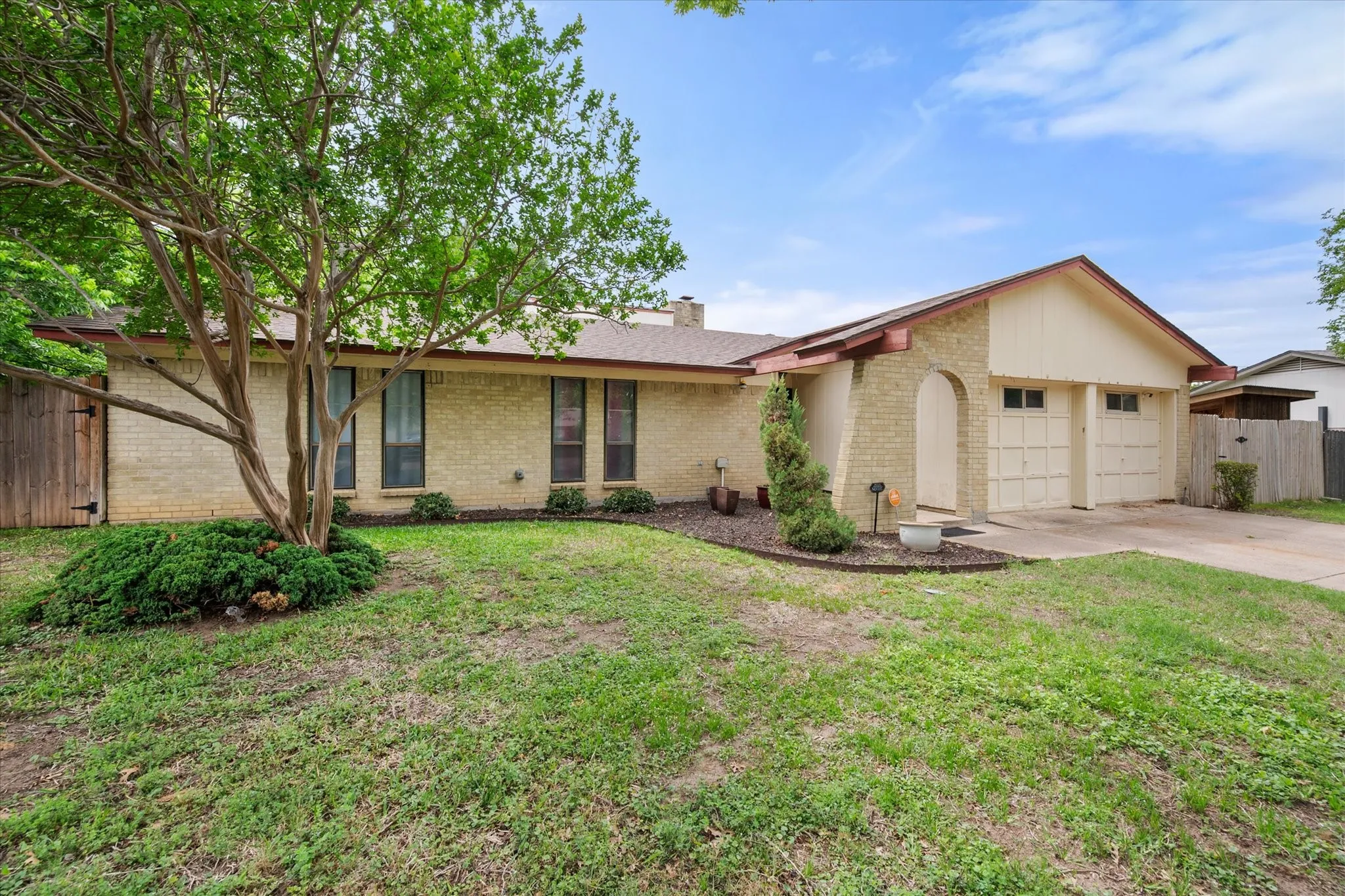 Single Family Residence For Sale in Tarrant County , 802 Crest Oak Court, Arlington, Texas 76012, 4 Bedroom, 2 Bathroom, Garage spaces, 2,387 Sqft, built in 1972, mls#21233075, Real Estate Agent in Arlington, Homes For Sale in Tarrant county, Homes For Sale in Arlington, Realtor in Arlington Texas, Real Estate Brokerage Independent Realty Texas, Luminita Cordes Realtor
