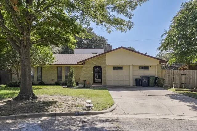 Single Family Residence For Sale in Tarrant County , 802 Crest Oak Court, Arlington, Texas 76012, 4 Bedroom, 2 Bathroom, Garage spaces, 2,387 Sqft, built in 1972, mls#21233075, Real Estate Agent in Arlington, Homes For Sale in Tarrant county, Homes For Sale in Arlington, Realtor in Arlington Texas, Real Estate Brokerage Independent Realty Texas, Luminita Cordes Realtor