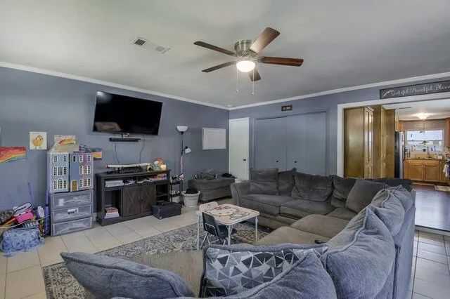Single Family Residence For Sale in Tarrant County , 802 Crest Oak Court, Arlington, Texas 76012, 4 Bedroom, 2 Bathroom, Garage spaces, 2,387 Sqft, built in 1972, mls#21233075, Real Estate Agent in Arlington, Homes For Sale in Tarrant county, Homes For Sale in Arlington, Realtor in Arlington Texas, Real Estate Brokerage Independent Realty Texas, Luminita Cordes Realtor
