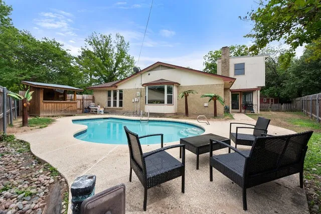 Single Family Residence For Sale in Tarrant County , 802 Crest Oak Court, Arlington, Texas 76012, 4 Bedroom, 2 Bathroom, Garage spaces, 2,387 Sqft, built in 1972, mls#21233075, Real Estate Agent in Arlington, Homes For Sale in Tarrant county, Homes For Sale in Arlington, Realtor in Arlington Texas, Real Estate Brokerage Independent Realty Texas, Luminita Cordes Realtor