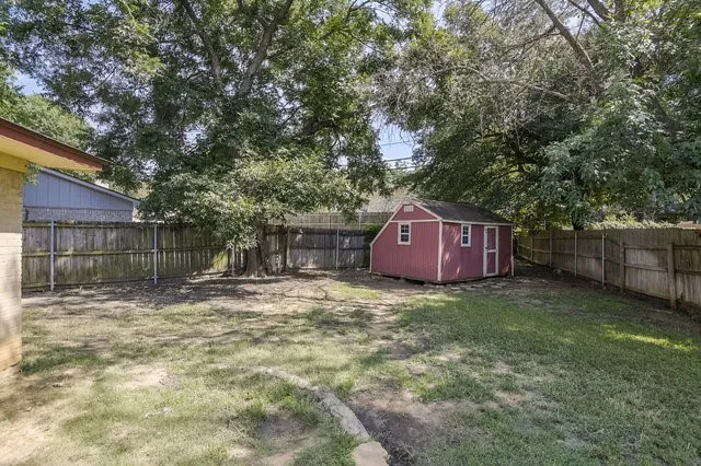 Single Family Residence For Sale in Tarrant County , 802 Crest Oak Court, Arlington, Texas 76012, 4 Bedroom, 2 Bathroom, Garage spaces, 2,387 Sqft, built in 1972, mls#21233075, Real Estate Agent in Arlington, Homes For Sale in Tarrant county, Homes For Sale in Arlington, Realtor in Arlington Texas, Real Estate Brokerage Independent Realty Texas, Luminita Cordes Realtor