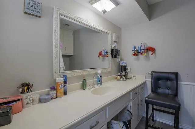 Single Family Residence For Sale in Tarrant County , 802 Crest Oak Court, Arlington, Texas 76012, 4 Bedroom, 2 Bathroom, Garage spaces, 2,387 Sqft, built in 1972, mls#21233075, Real Estate Agent in Arlington, Homes For Sale in Tarrant county, Homes For Sale in Arlington, Realtor in Arlington Texas, Real Estate Brokerage Independent Realty Texas, Luminita Cordes Realtor