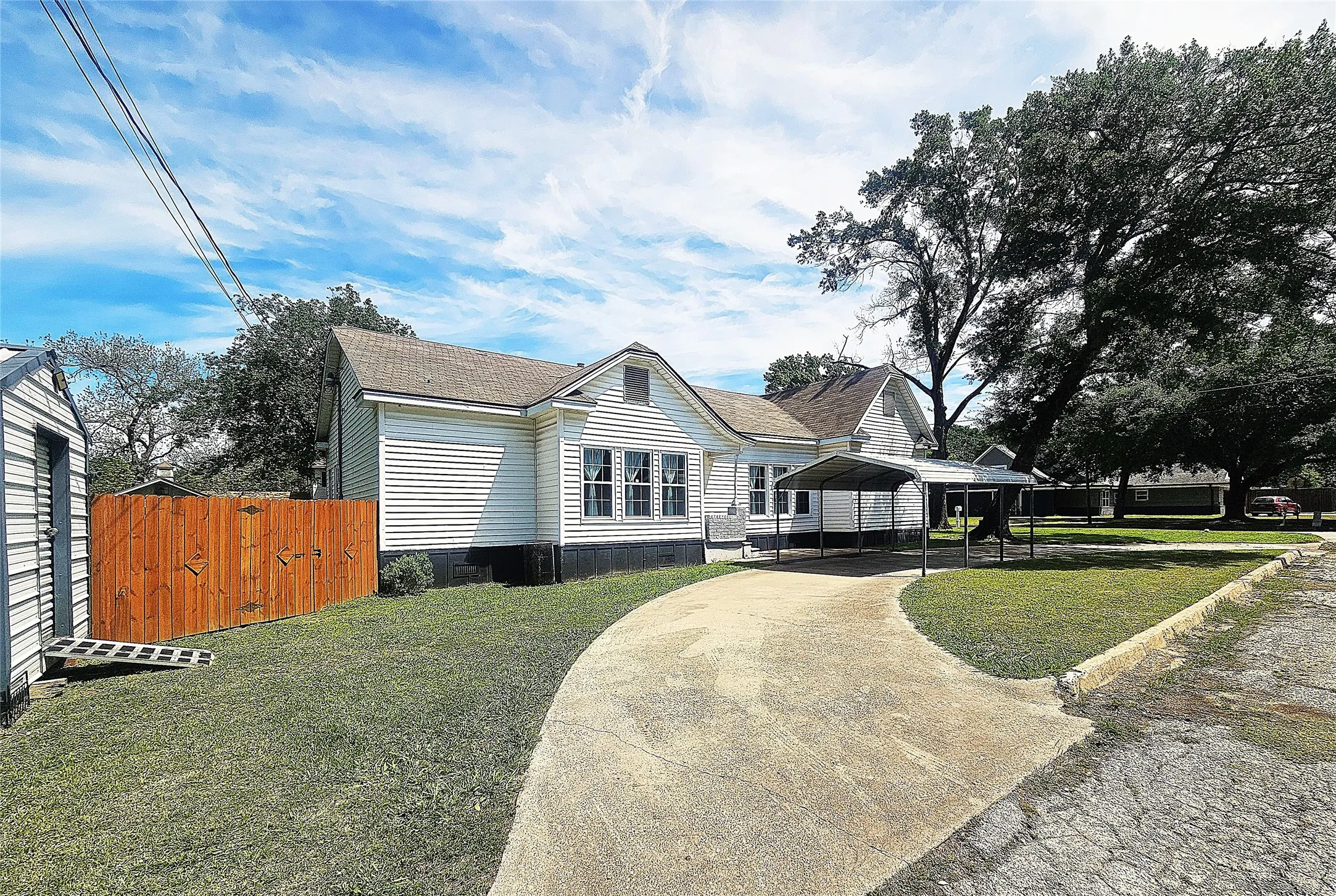 Single Family Residence For Sale in Limestone County , 508 S Ross Avenue, Mexia, Texas 76667, 3 Bedroom, 2 Bathroom, Garage spaces, 1,872 Sqft, built in 1988, mls#21236599, Real Estate Agent in Mexia, Homes For Sale in Limestone county, Homes For Sale in Mexia, Realtor in Mexia Texas, Real Estate Brokerage Independent Realty Texas, Luminita Cordes Realtor