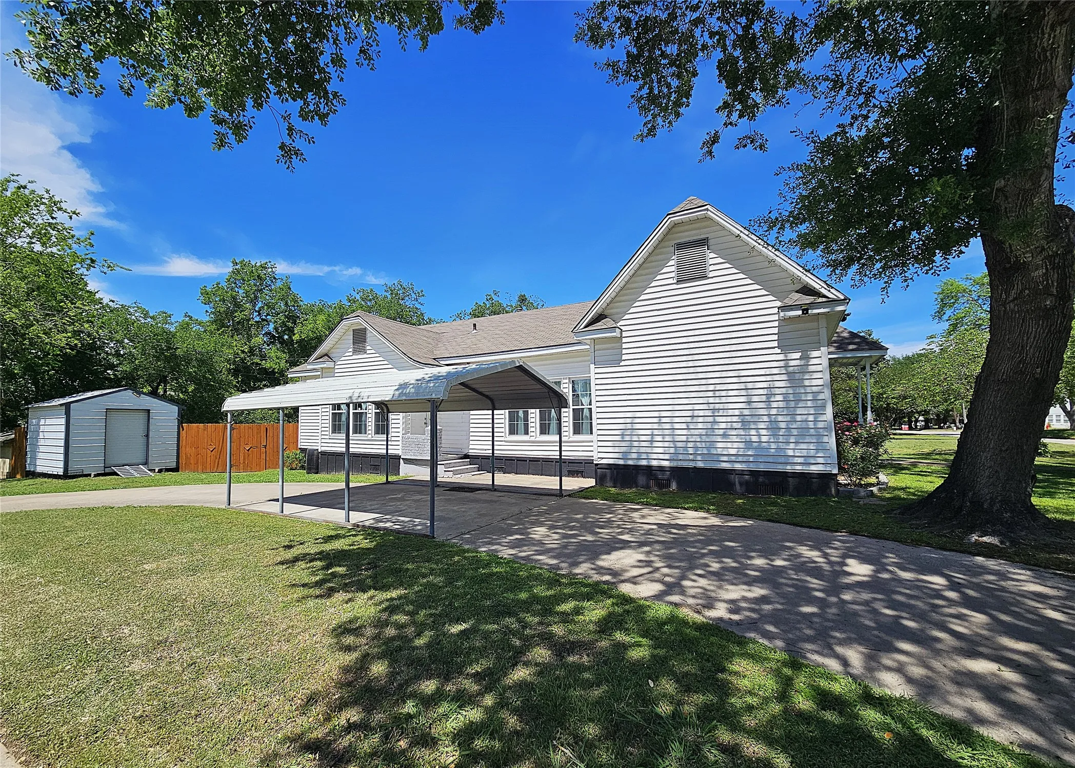 Single Family Residence For Sale in Limestone County , 508 S Ross Avenue, Mexia, Texas 76667, 3 Bedroom, 2 Bathroom, Garage spaces, 1,872 Sqft, built in 1988, mls#21236599, Real Estate Agent in Mexia, Homes For Sale in Limestone county, Homes For Sale in Mexia, Realtor in Mexia Texas, Real Estate Brokerage Independent Realty Texas, Luminita Cordes Realtor