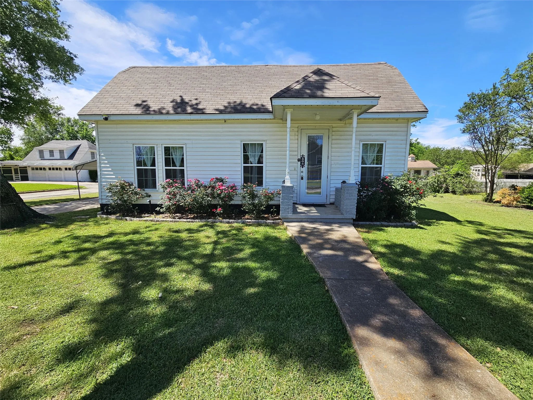 Single Family Residence For Sale in Limestone County , 508 S Ross Avenue, Mexia, Texas 76667, 3 Bedroom, 2 Bathroom, Garage spaces, 1,872 Sqft, built in 1988, mls#21236599, Real Estate Agent in Mexia, Homes For Sale in Limestone county, Homes For Sale in Mexia, Realtor in Mexia Texas, Real Estate Brokerage Independent Realty Texas, Luminita Cordes Realtor