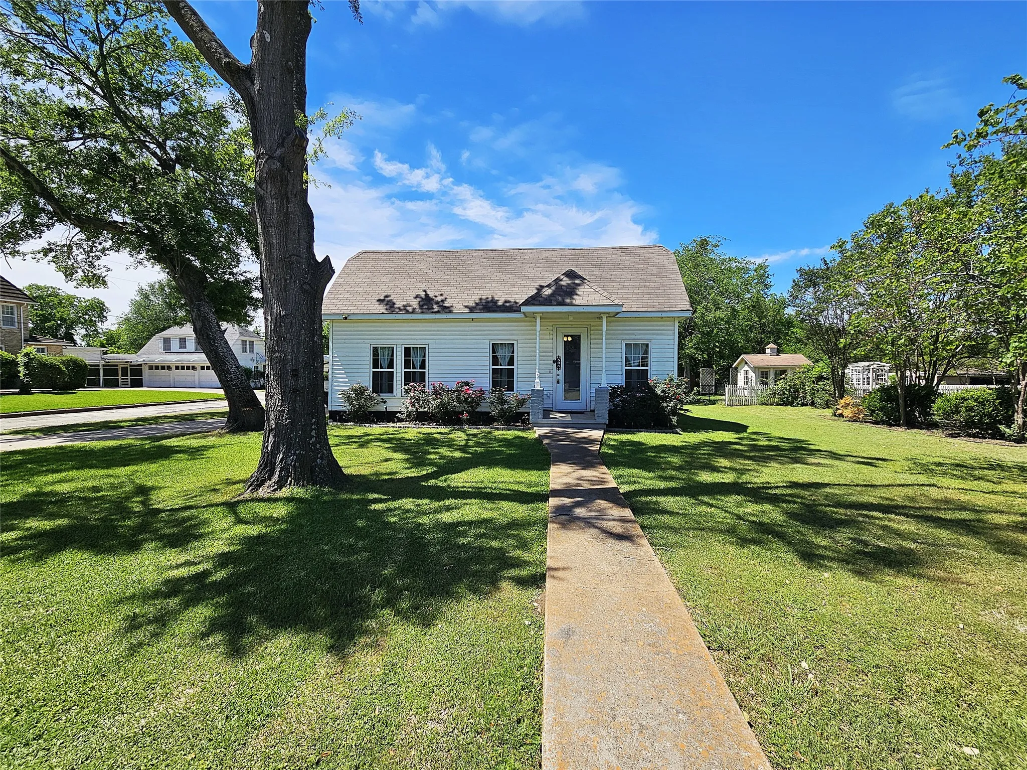 Single Family Residence For Sale in Limestone County , 508 S Ross Avenue, Mexia, Texas 76667, 3 Bedroom, 2 Bathroom, Garage spaces, 1,872 Sqft, built in 1988, mls#21236599, Real Estate Agent in Mexia, Homes For Sale in Limestone county, Homes For Sale in Mexia, Realtor in Mexia Texas, Real Estate Brokerage Independent Realty Texas, Luminita Cordes Realtor