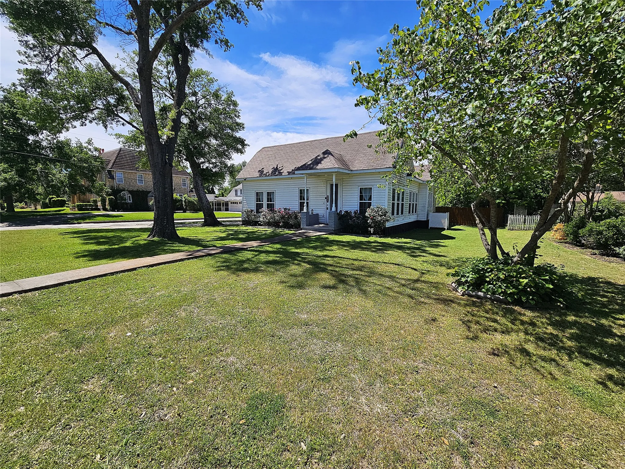 Single Family Residence For Sale in Limestone County , 508 S Ross Avenue, Mexia, Texas 76667, 3 Bedroom, 2 Bathroom, Garage spaces, 1,872 Sqft, built in 1988, mls#21236599, Real Estate Agent in Mexia, Homes For Sale in Limestone county, Homes For Sale in Mexia, Realtor in Mexia Texas, Real Estate Brokerage Independent Realty Texas, Luminita Cordes Realtor
