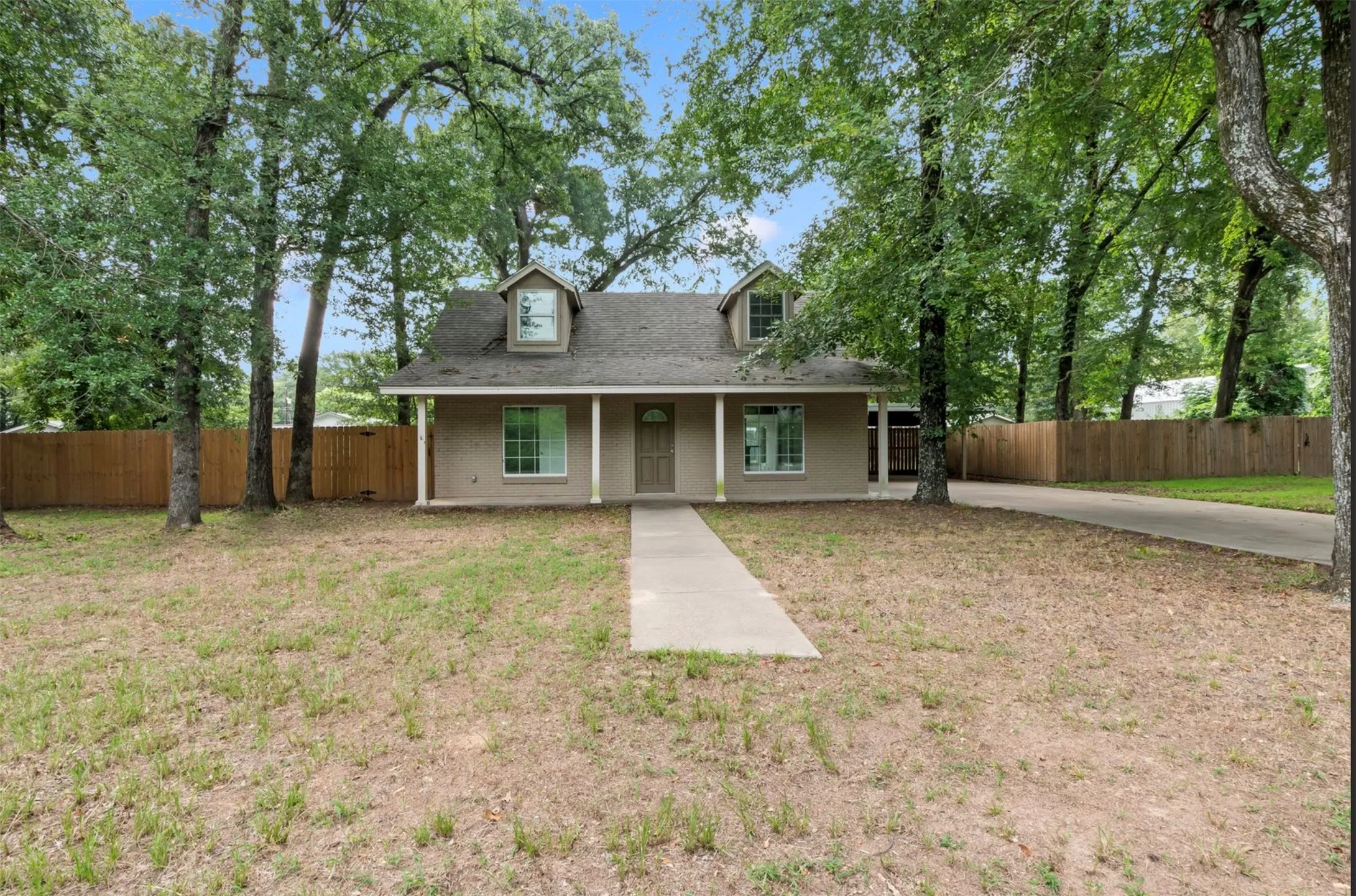 Single Family Residence For Sale in Henderson County , 921 Bradleys Bend, Tool, Texas 75143, 3 Bedroom, 2 Bathroom, Garage spaces, 1,706 Sqft, built in 1959, mls#21232965, Real Estate Agent in Tool, Homes For Sale in Henderson county, Homes For Sale in Tool, Realtor in Tool Texas, Real Estate Brokerage Independent Realty Texas, Luminita Cordes Realtor