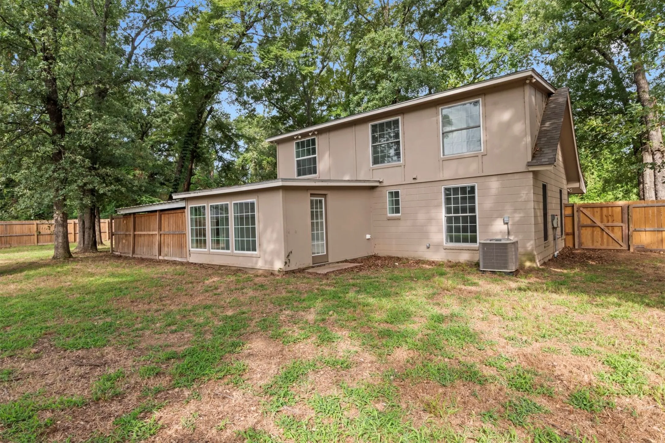 Single Family Residence For Sale in Henderson County , 921 Bradleys Bend, Tool, Texas 75143, 3 Bedroom, 2 Bathroom, Garage spaces, 1,706 Sqft, built in 1959, mls#21232965, Real Estate Agent in Tool, Homes For Sale in Henderson county, Homes For Sale in Tool, Realtor in Tool Texas, Real Estate Brokerage Independent Realty Texas, Luminita Cordes Realtor