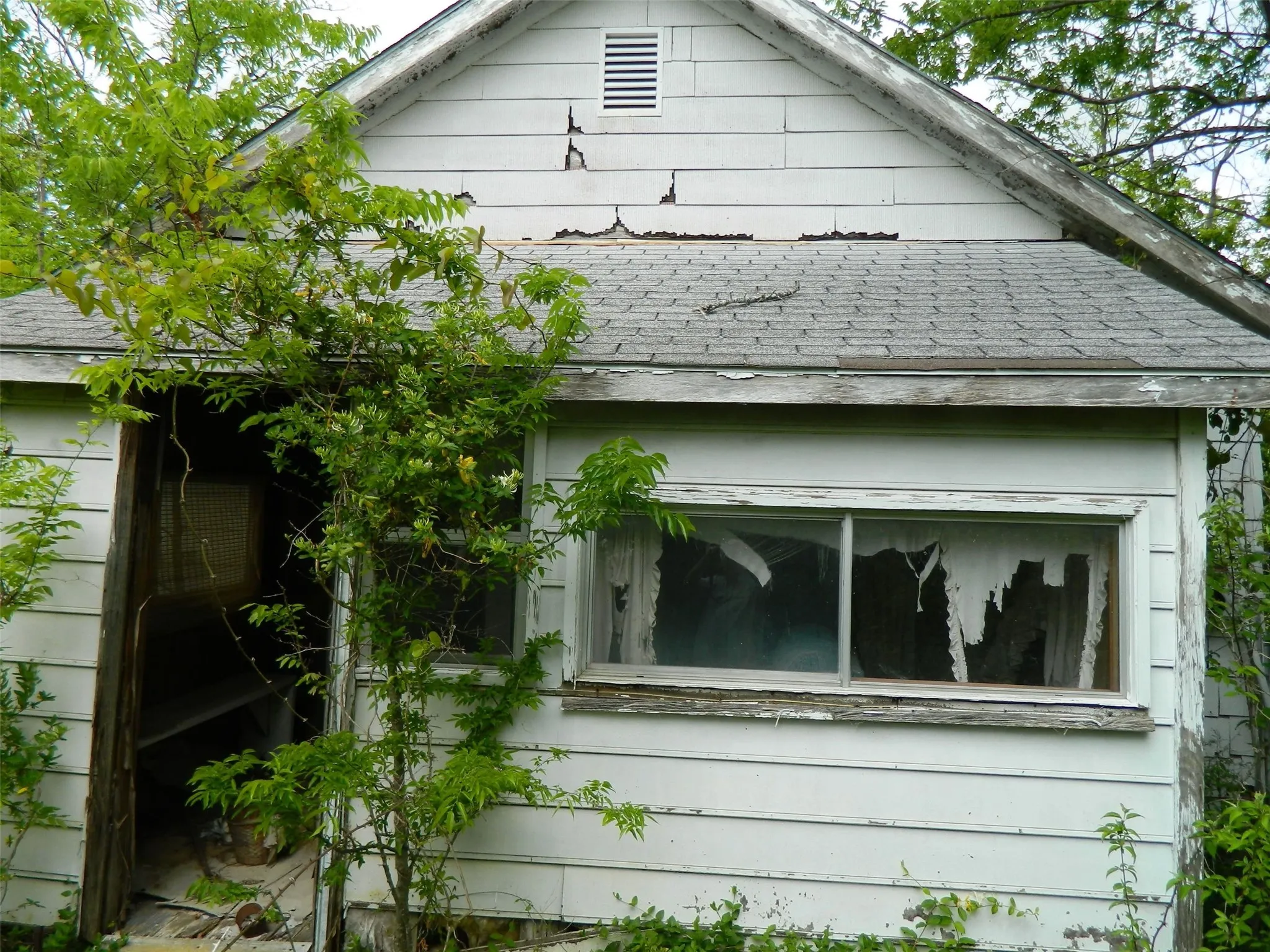 Single Family Residence For Sale in Fannin County , 402 W Fannin Street, Leonard, Texas 75452, 2 Bedroom, 1 Bathroom, Garage spaces, 920 Sqft, built in 1918, mls#21235822, Real Estate Agent in Leonard, Homes For Sale in Fannin county, Homes For Sale in Leonard, Realtor in Leonard Texas, Real Estate Brokerage Independent Realty Texas, Luminita Cordes Realtor