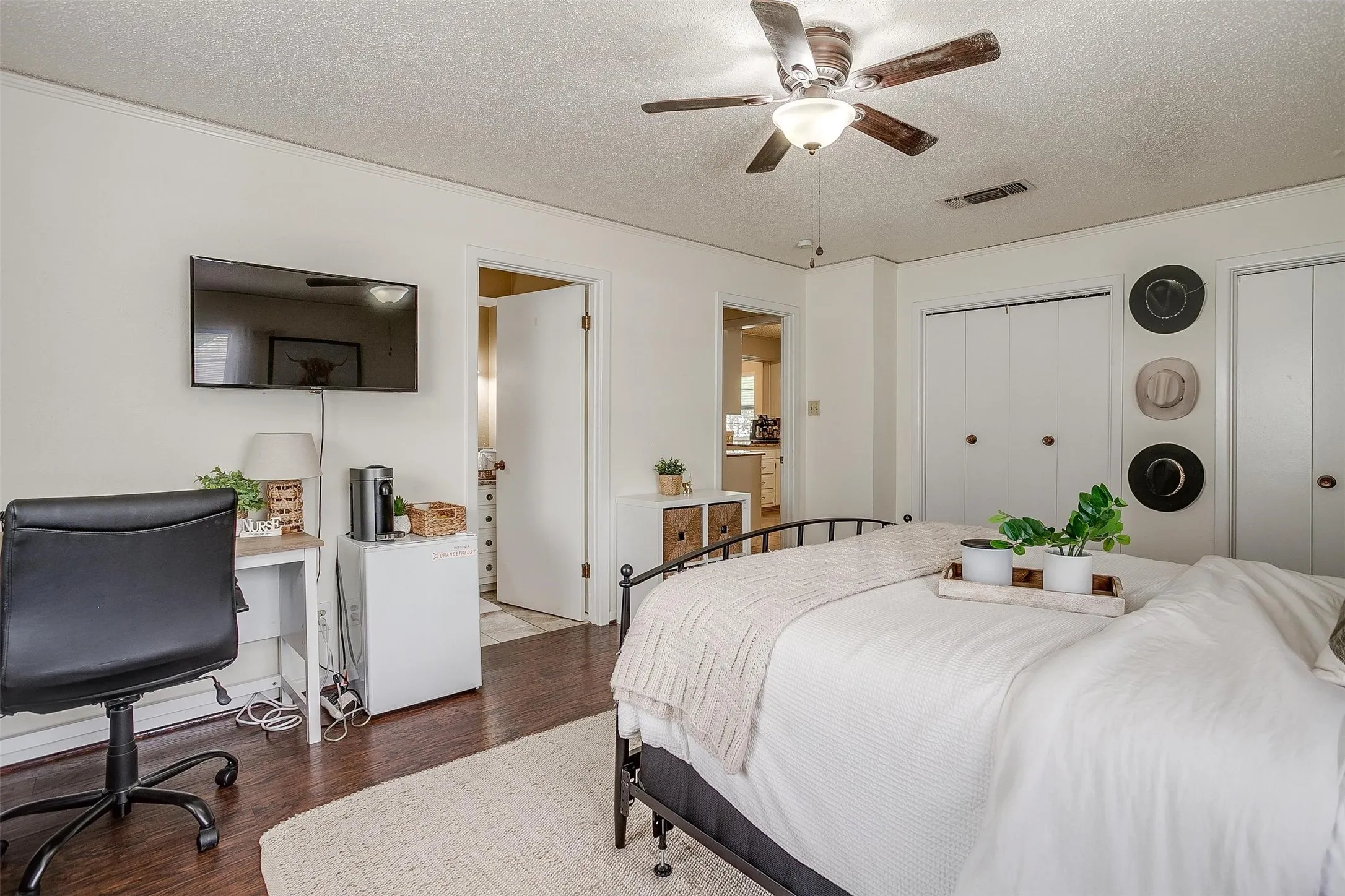 Single Family Residence For Rent in Tarrant County , 3217 Lubbock Avenue B, Fort Worth, Texas 76109, 3 Bedroom, 3 Bathroom, Garage spaces, 1,856 Sqft, built in 1967, Preowned, mls#21236614, Real Estate Agent in Fort Worth, Homes For Rent in Tarrant county, Homes For Rent in Fort Worth, Realtor in Fort Worth Texas, Real Estate Brokerage Independent Realty Texas, Luminita Cordes Realtor