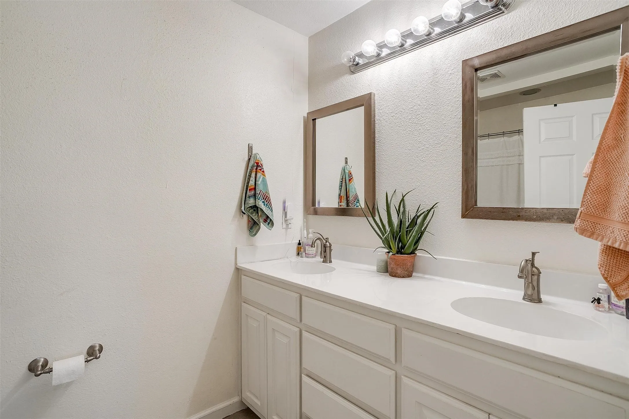 Single Family Residence For Rent in Tarrant County , 3217 Lubbock Avenue B, Fort Worth, Texas 76109, 3 Bedroom, 3 Bathroom, Garage spaces, 1,856 Sqft, built in 1967, Preowned, mls#21236614, Real Estate Agent in Fort Worth, Homes For Rent in Tarrant county, Homes For Rent in Fort Worth, Realtor in Fort Worth Texas, Real Estate Brokerage Independent Realty Texas, Luminita Cordes Realtor