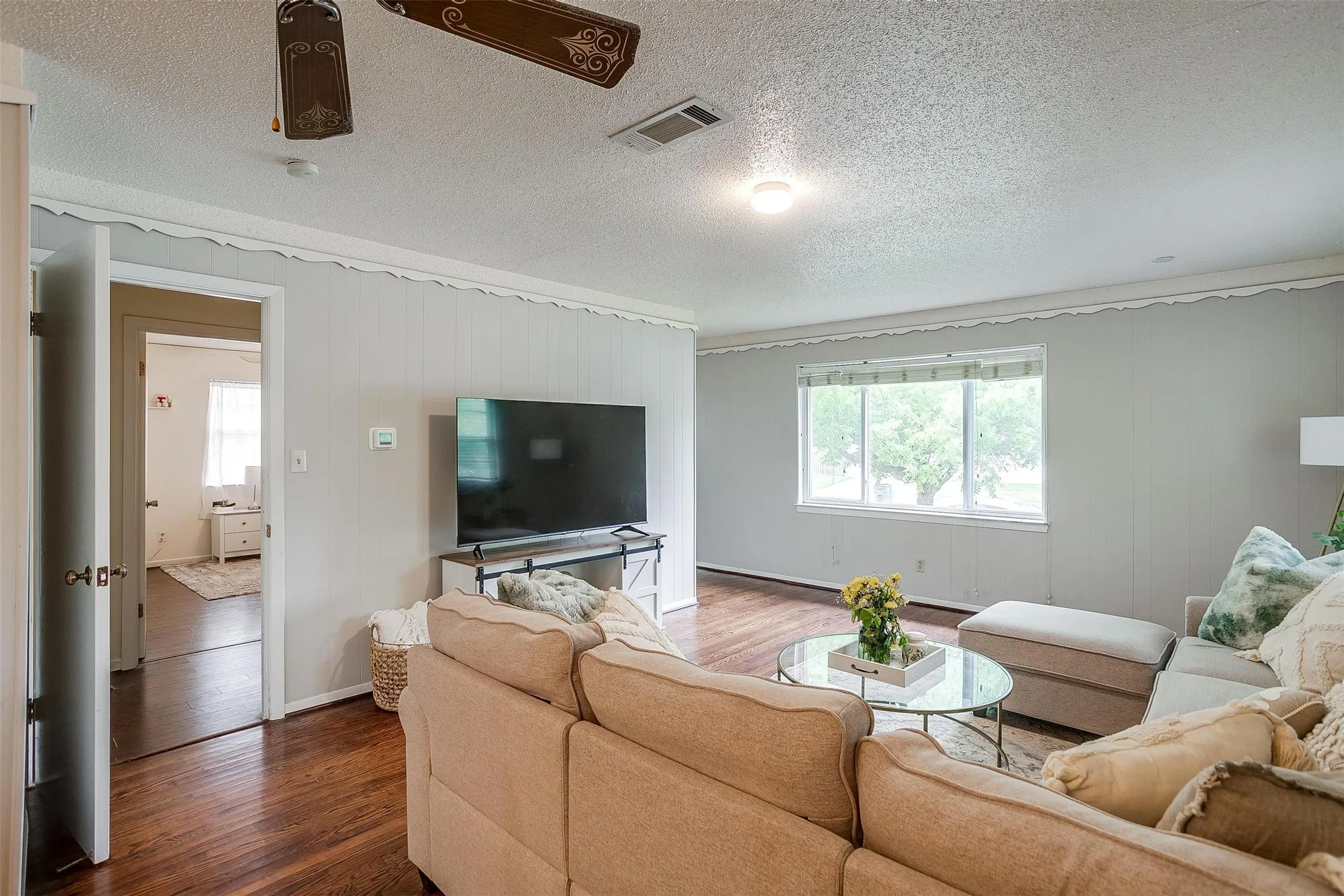 Single Family Residence For Rent in Tarrant County , 3217 Lubbock Avenue B, Fort Worth, Texas 76109, 3 Bedroom, 3 Bathroom, Garage spaces, 1,856 Sqft, built in 1967, Preowned, mls#21236614, Real Estate Agent in Fort Worth, Homes For Rent in Tarrant county, Homes For Rent in Fort Worth, Realtor in Fort Worth Texas, Real Estate Brokerage Independent Realty Texas, Luminita Cordes Realtor