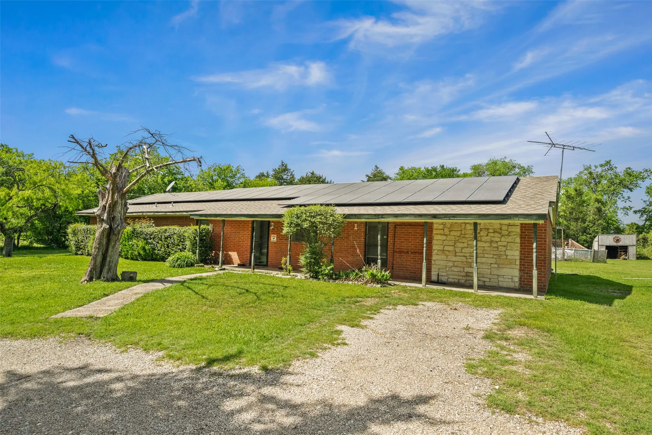 Single Family Residence For Sale in Hunt County , 2577 County Road 2226, Caddo Mills, Texas 75135, 3 Bedroom, 2 Bathroom, Garage spaces, 2,413 Sqft, built in 1983, Preowned, mls#21232655, Real Estate Agent in Caddo Mills, Homes For Sale in Hunt county, Homes For Sale in Caddo Mills, Realtor in Caddo Mills Texas, Real Estate Brokerage Independent Realty Texas, Luminita Cordes Realtor