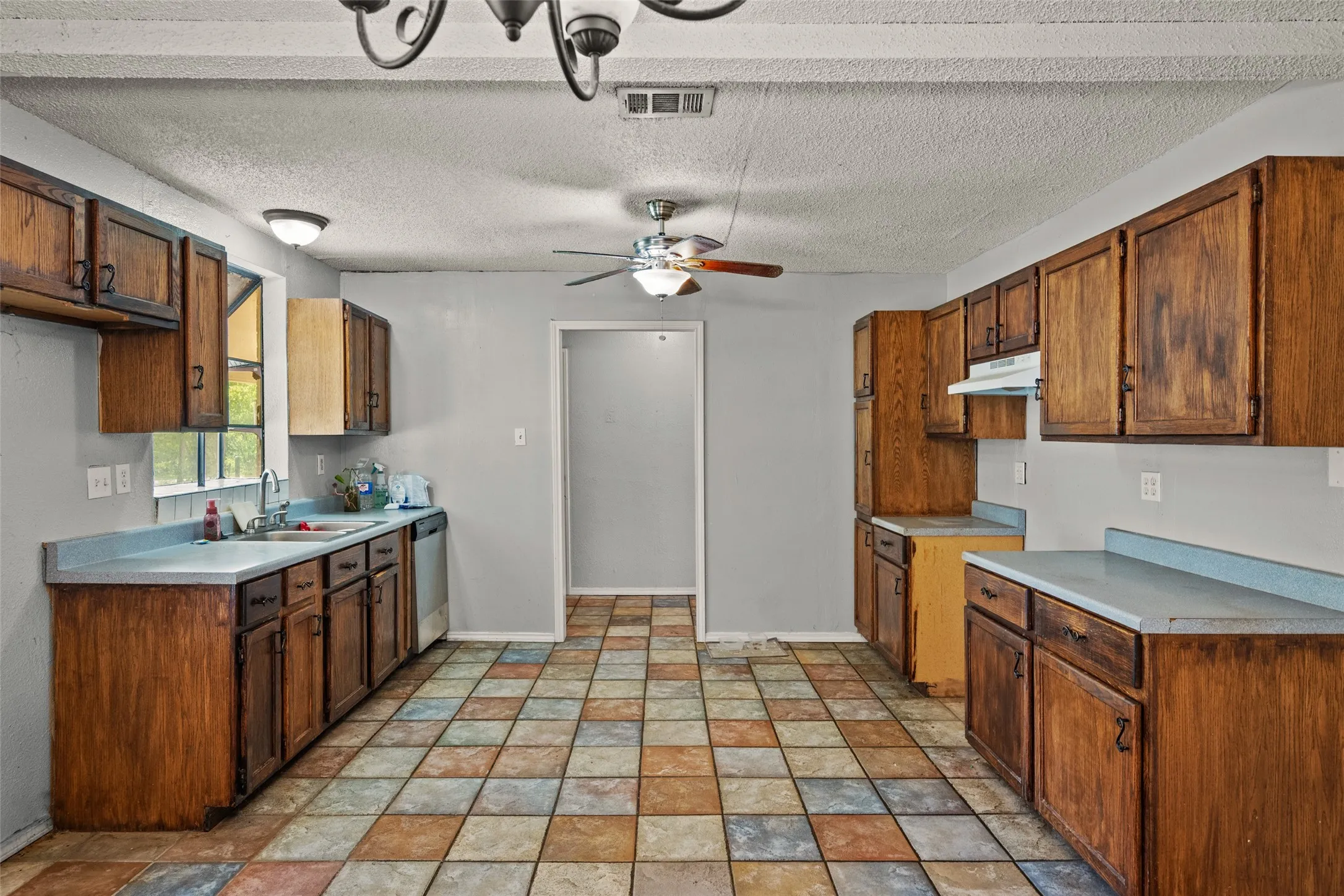 Single Family Residence For Sale in Hunt County , 2577 County Road 2226, Caddo Mills, Texas 75135, 3 Bedroom, 2 Bathroom, Garage spaces, 2,413 Sqft, built in 1983, Preowned, mls#21232655, Real Estate Agent in Caddo Mills, Homes For Sale in Hunt county, Homes For Sale in Caddo Mills, Realtor in Caddo Mills Texas, Real Estate Brokerage Independent Realty Texas, Luminita Cordes Realtor
