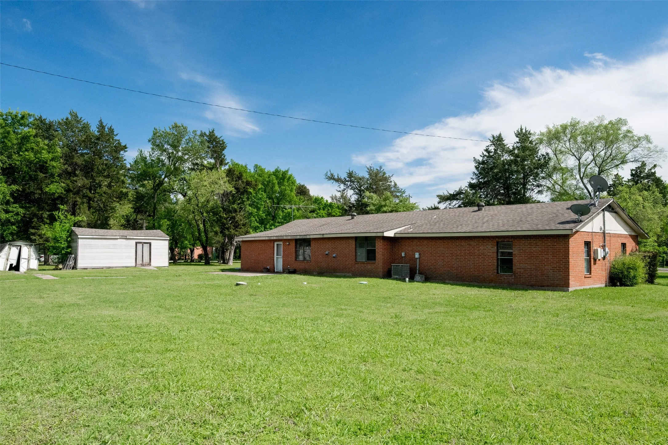 Single Family Residence For Sale in Hunt County , 2577 County Road 2226, Caddo Mills, Texas 75135, 3 Bedroom, 2 Bathroom, Garage spaces, 2,413 Sqft, built in 1983, Preowned, mls#21232655, Real Estate Agent in Caddo Mills, Homes For Sale in Hunt county, Homes For Sale in Caddo Mills, Realtor in Caddo Mills Texas, Real Estate Brokerage Independent Realty Texas, Luminita Cordes Realtor