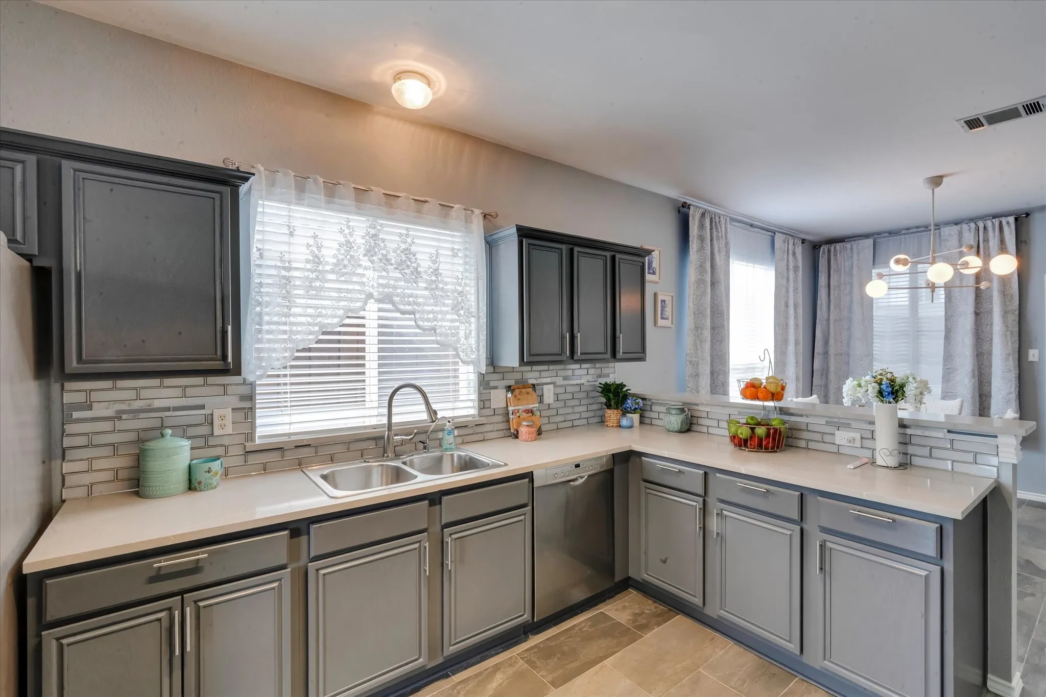 Single Family Residence For Sale in Denton County , 2071 Sunset Lane, Lewisville, Texas 75067, 4 Bedroom, 3 Bathroom, 2 Garage spaces, 2,479 Sqft, built in 1994, mls#21236483, Real Estate Agent in Lewisville, Homes For Sale in Denton county, Homes For Sale in Lewisville, Realtor in Lewisville Texas, Real Estate Brokerage Independent Realty Texas, Luminita Cordes Realtor