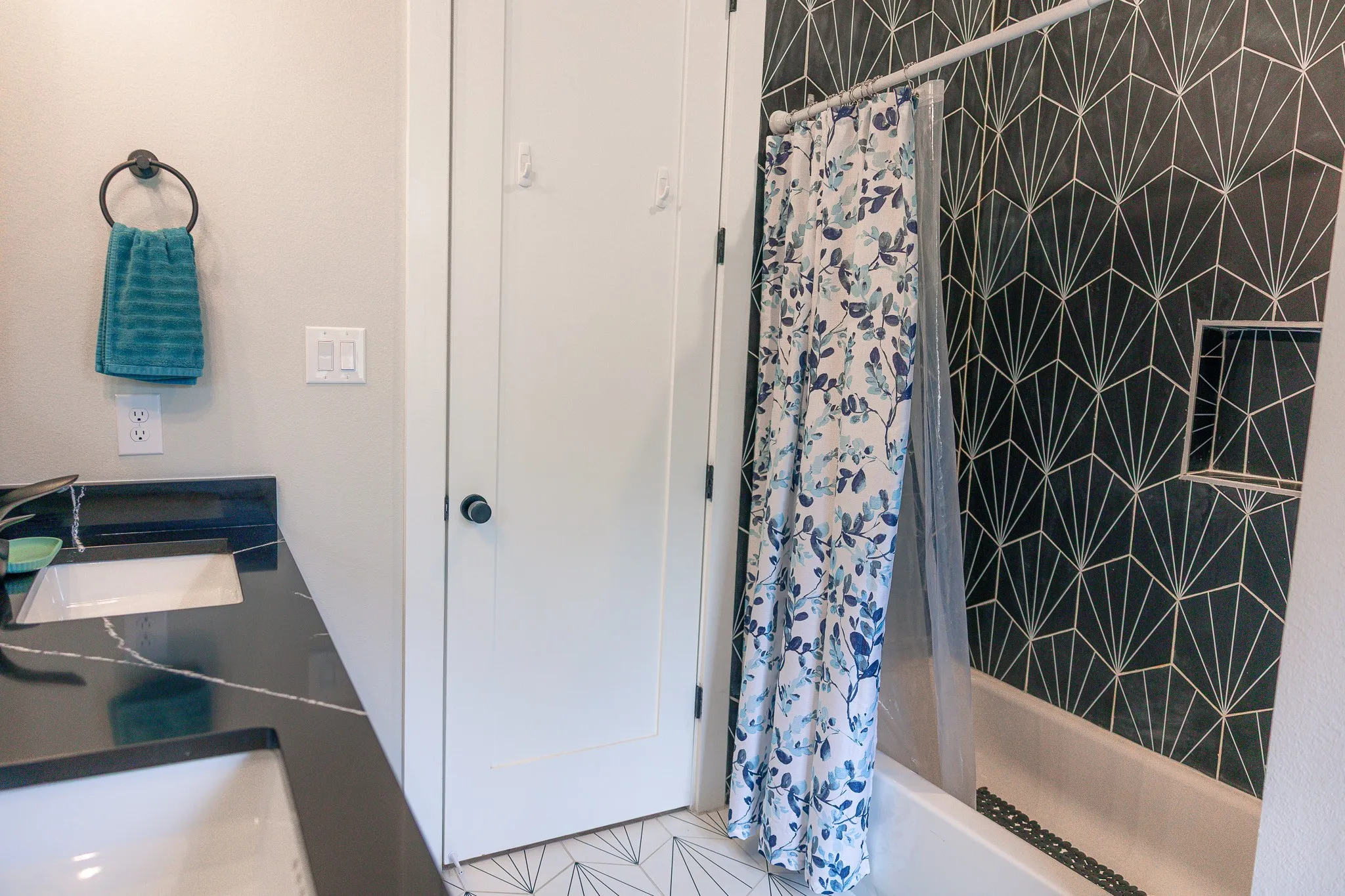 Single Family Residence For Sale in Parker County , 1007 Glenoaks Drive, Weatherford, Texas 76088, 4 Bedroom, 3 Bathroom, 3 Garage spaces, 2,785 Sqft, built in 2022, Preowned, mls#21230285, Real Estate Agent in Weatherford, Homes For Sale in Parker county, Homes For Sale in Weatherford, Realtor in Weatherford Texas, Real Estate Brokerage Independent Realty Texas, Luminita Cordes Realtor