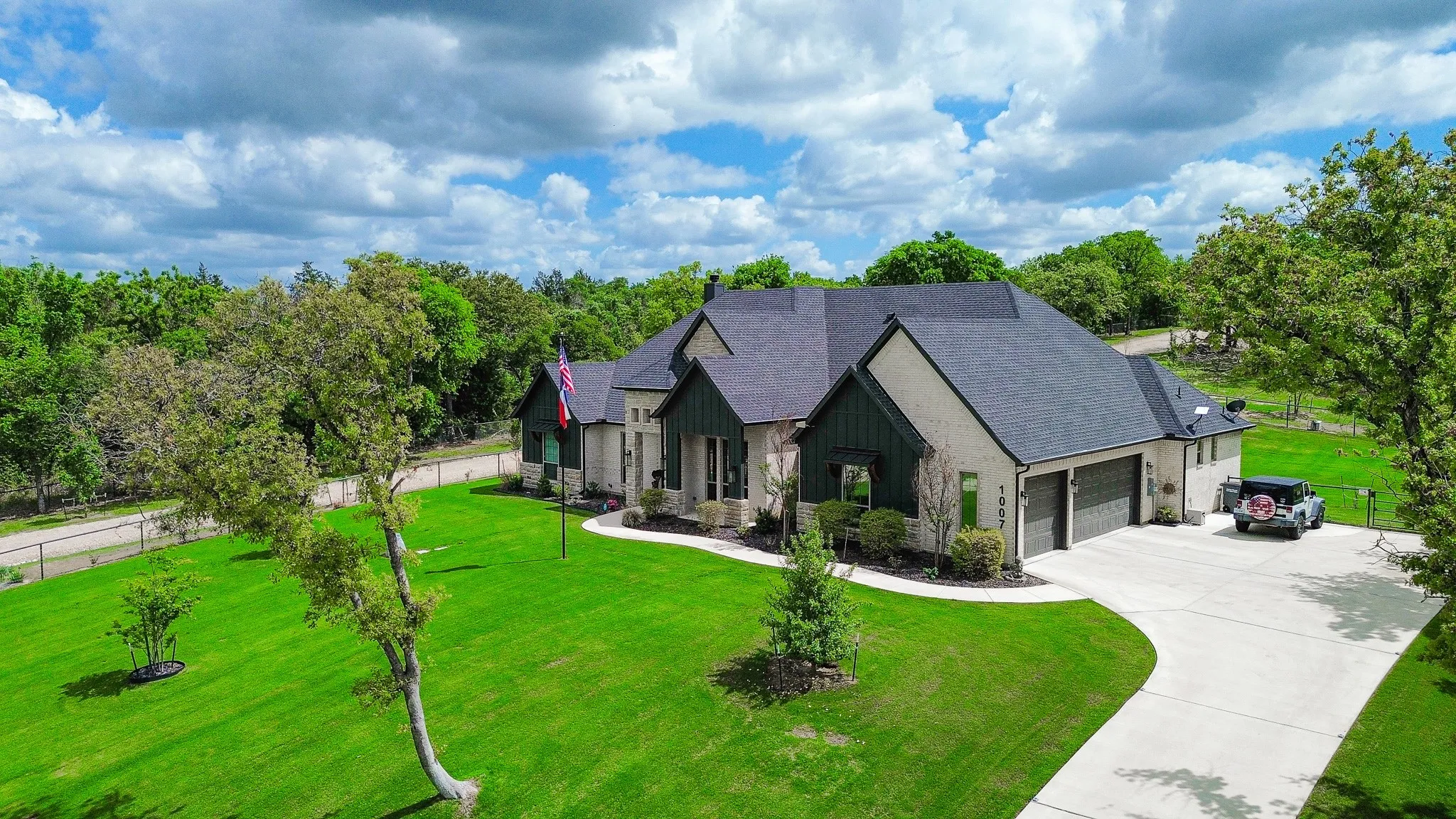 Single Family Residence For Sale in Parker County , 1007 Glenoaks Drive, Weatherford, Texas 76088, 4 Bedroom, 3 Bathroom, 3 Garage spaces, 2,785 Sqft, built in 2022, Preowned, mls#21230285, Real Estate Agent in Weatherford, Homes For Sale in Parker county, Homes For Sale in Weatherford, Realtor in Weatherford Texas, Real Estate Brokerage Independent Realty Texas, Luminita Cordes Realtor