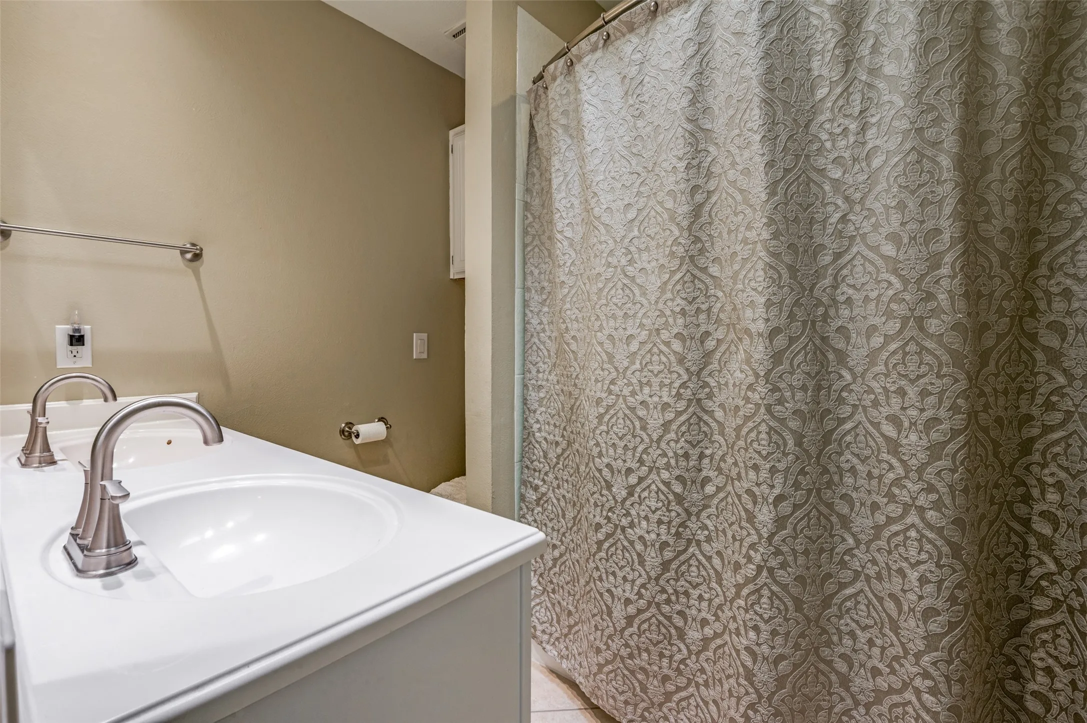 Condominium For Sale in Dallas County , 4132 Cole Avenue 102, Dallas, Texas 75204, 2 Bedroom, 2 Bathroom, Garage spaces, 1,080 Sqft, built in 1983, Preowned, mls#21236644, Real Estate Agent in Dallas, Homes For Sale in Dallas county, Homes For Sale in Dallas, Realtor in Dallas Texas, Real Estate Brokerage Independent Realty Texas, Luminita Cordes Realtor