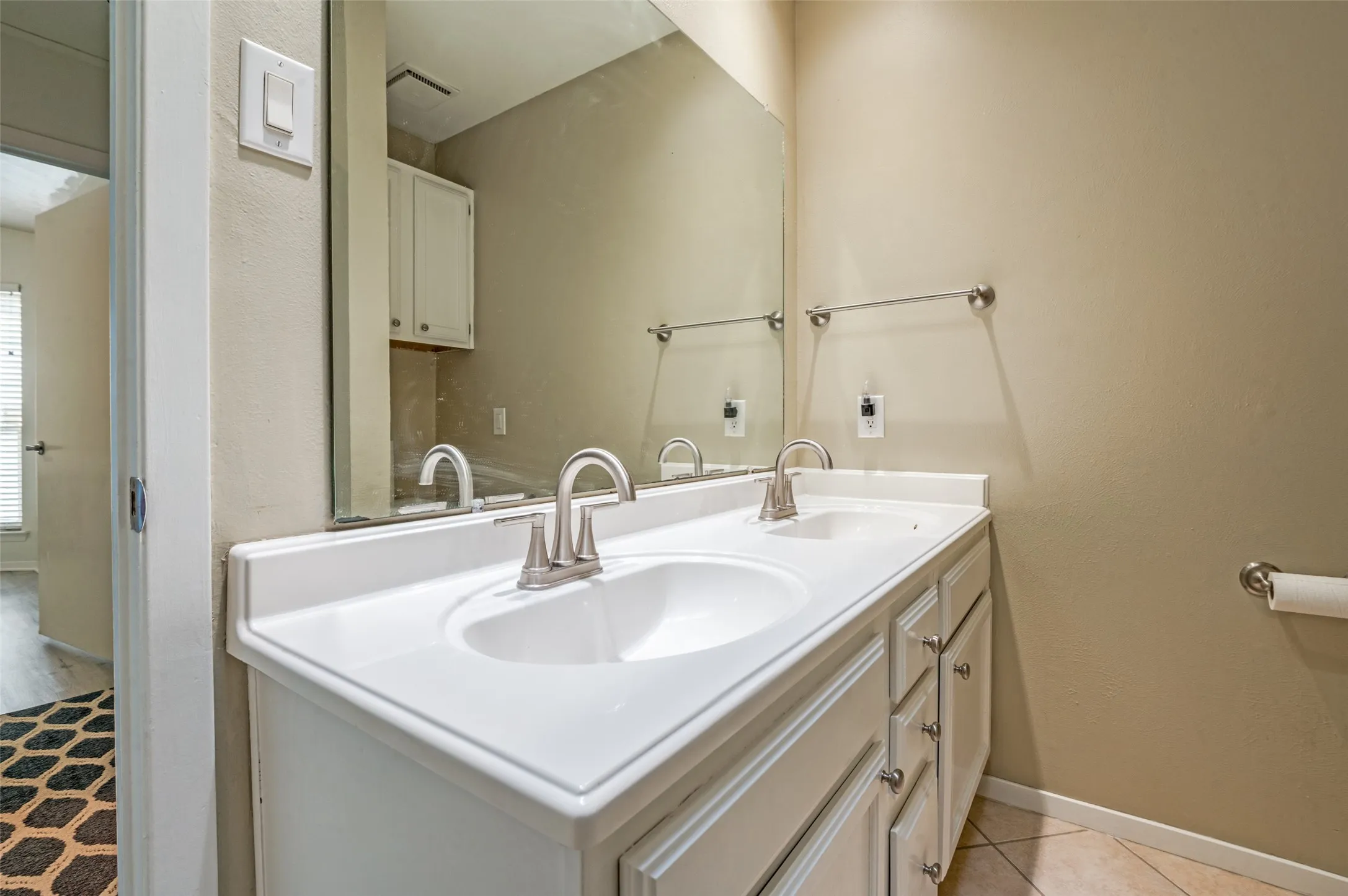 Condominium For Sale in Dallas County , 4132 Cole Avenue 102, Dallas, Texas 75204, 2 Bedroom, 2 Bathroom, Garage spaces, 1,080 Sqft, built in 1983, Preowned, mls#21236644, Real Estate Agent in Dallas, Homes For Sale in Dallas county, Homes For Sale in Dallas, Realtor in Dallas Texas, Real Estate Brokerage Independent Realty Texas, Luminita Cordes Realtor
