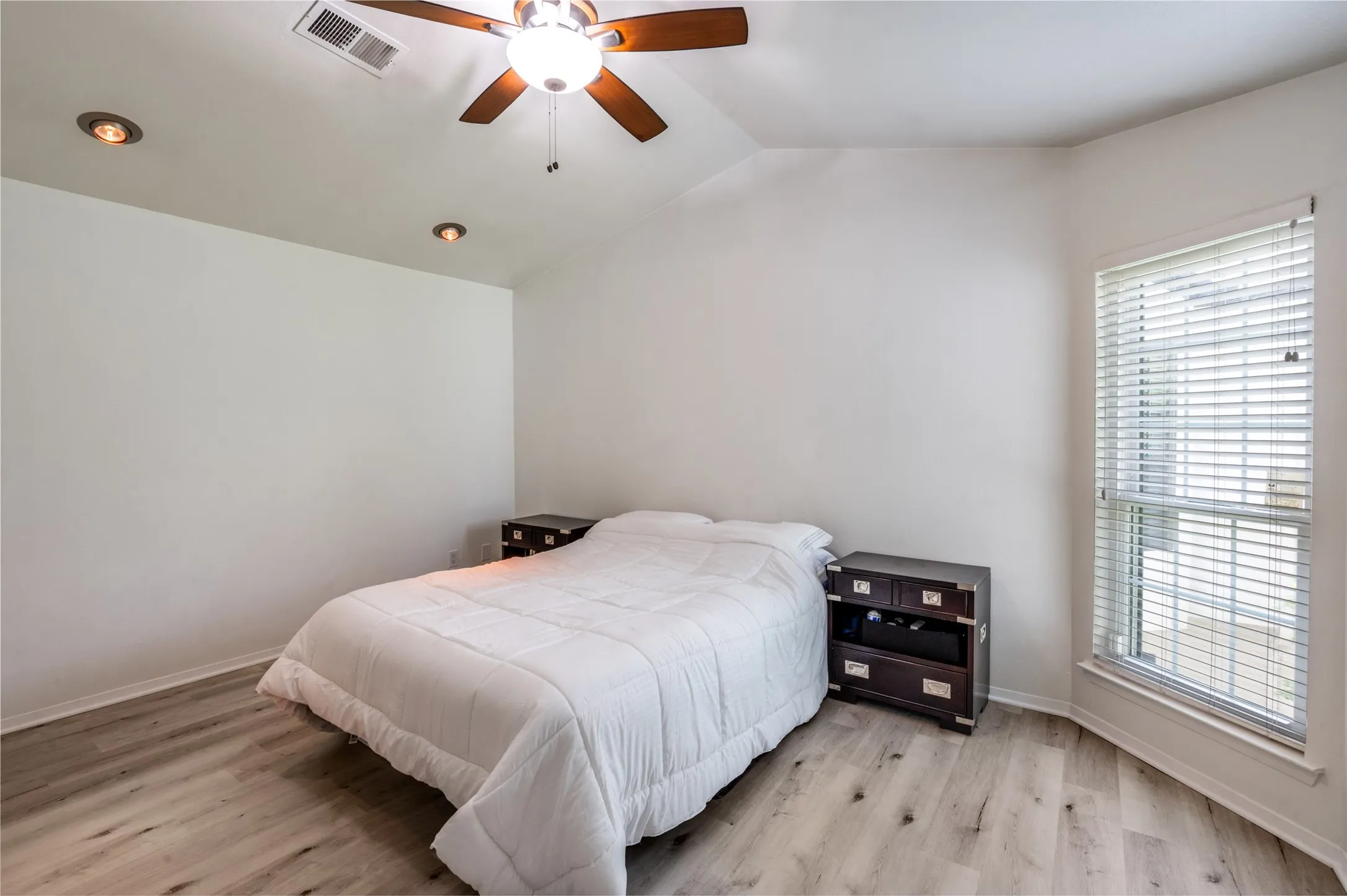 Condominium For Sale in Dallas County , 4132 Cole Avenue 102, Dallas, Texas 75204, 2 Bedroom, 2 Bathroom, Garage spaces, 1,080 Sqft, built in 1983, Preowned, mls#21236644, Real Estate Agent in Dallas, Homes For Sale in Dallas county, Homes For Sale in Dallas, Realtor in Dallas Texas, Real Estate Brokerage Independent Realty Texas, Luminita Cordes Realtor