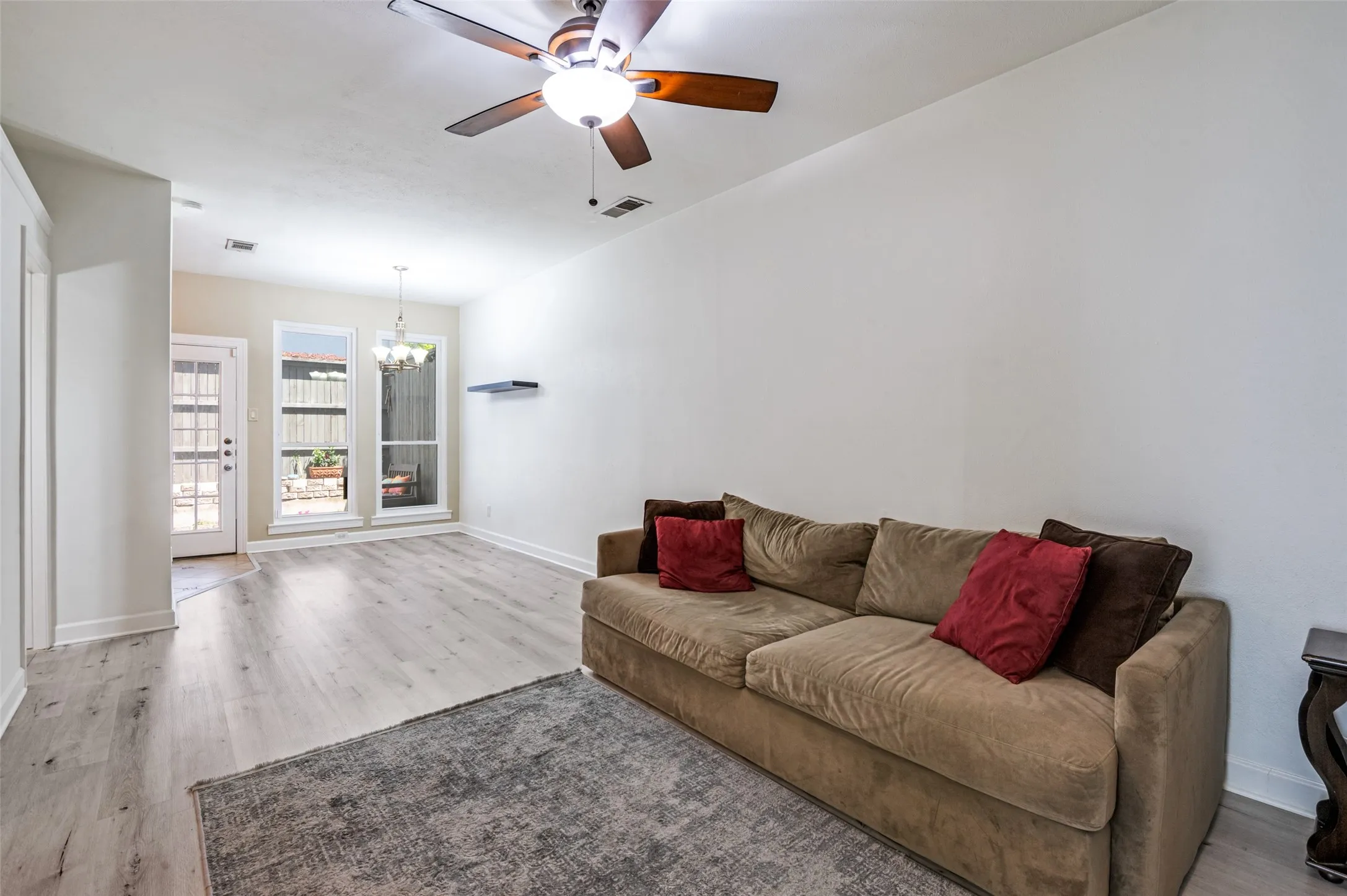 Condominium For Sale in Dallas County , 4132 Cole Avenue 102, Dallas, Texas 75204, 2 Bedroom, 2 Bathroom, Garage spaces, 1,080 Sqft, built in 1983, Preowned, mls#21236644, Real Estate Agent in Dallas, Homes For Sale in Dallas county, Homes For Sale in Dallas, Realtor in Dallas Texas, Real Estate Brokerage Independent Realty Texas, Luminita Cordes Realtor