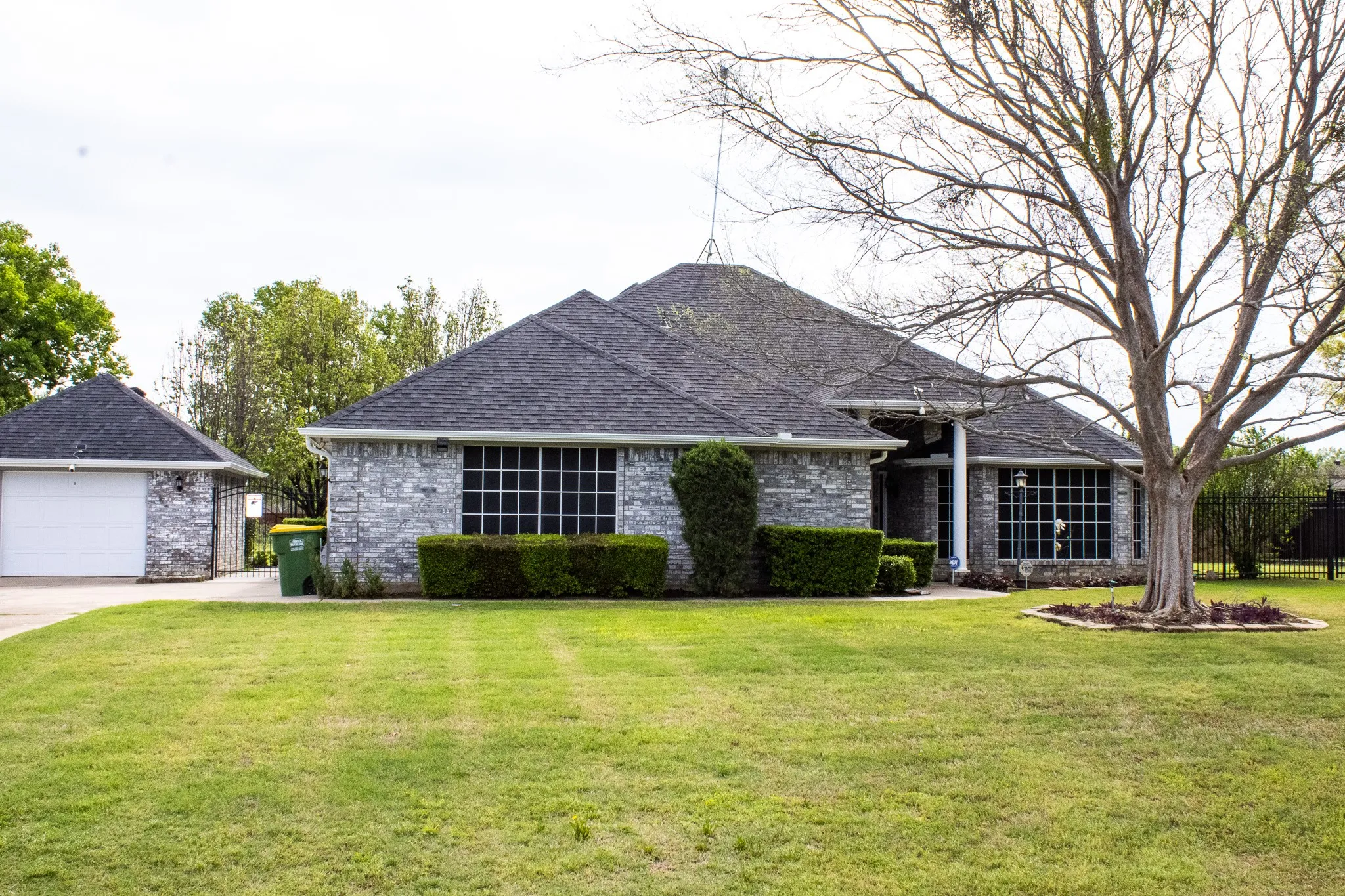 Single Family Residence For Sale in Tarrant County , 3416 Doris Walker Trail, Burleson, Texas 76028, 3 Bedroom, 2 Bathroom, 3 Garage spaces, 2,780 Sqft, built in 2002, Preowned, mls#21234312, Real Estate Agent in Burleson, Homes For Sale in Tarrant county, Homes For Sale in Burleson, Realtor in Burleson Texas, Real Estate Brokerage Independent Realty Texas, Luminita Cordes Realtor