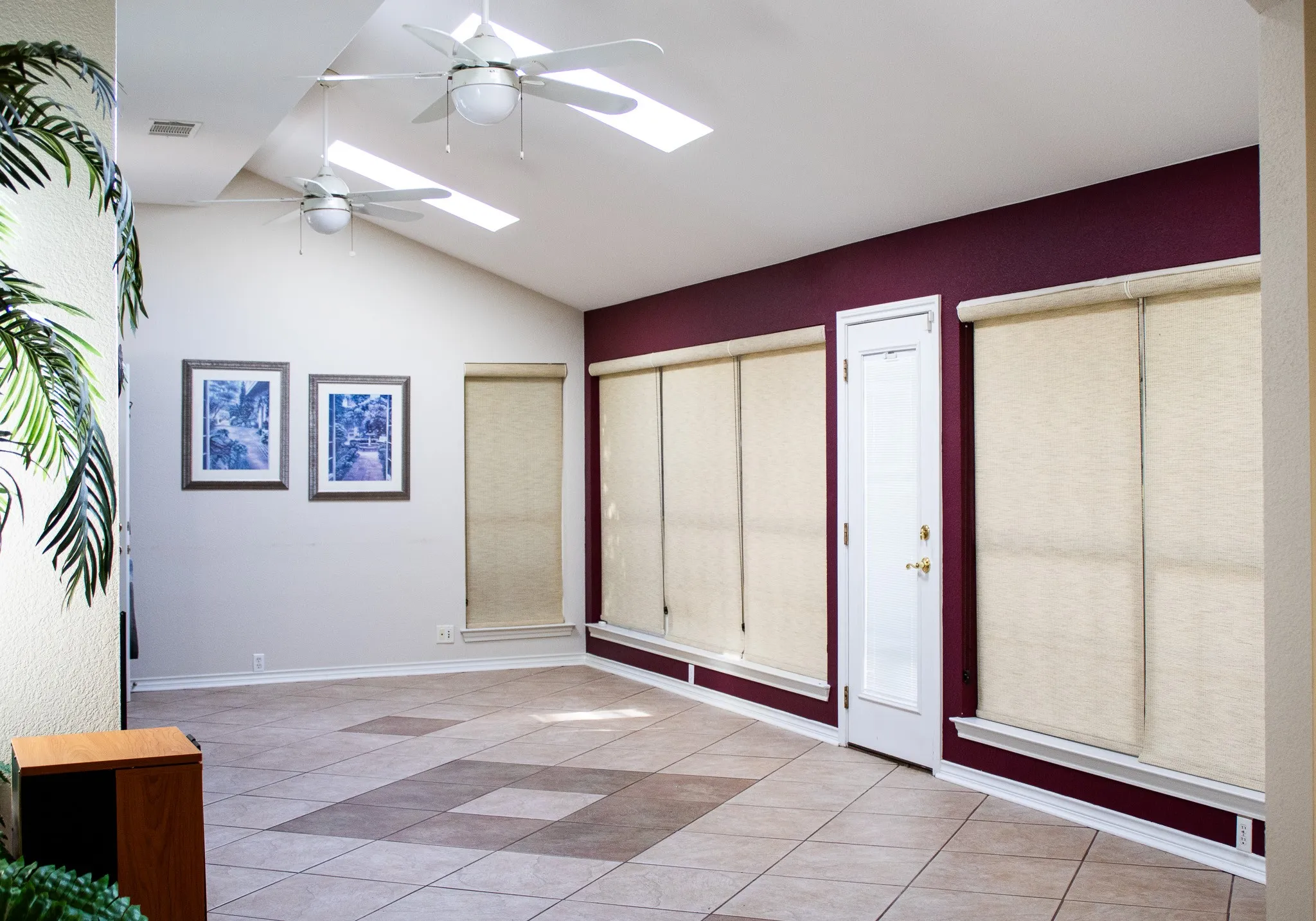 Single Family Residence For Sale in Tarrant County , 3416 Doris Walker Trail, Burleson, Texas 76028, 3 Bedroom, 2 Bathroom, 3 Garage spaces, 2,780 Sqft, built in 2002, Preowned, mls#21234312, Real Estate Agent in Burleson, Homes For Sale in Tarrant county, Homes For Sale in Burleson, Realtor in Burleson Texas, Real Estate Brokerage Independent Realty Texas, Luminita Cordes Realtor