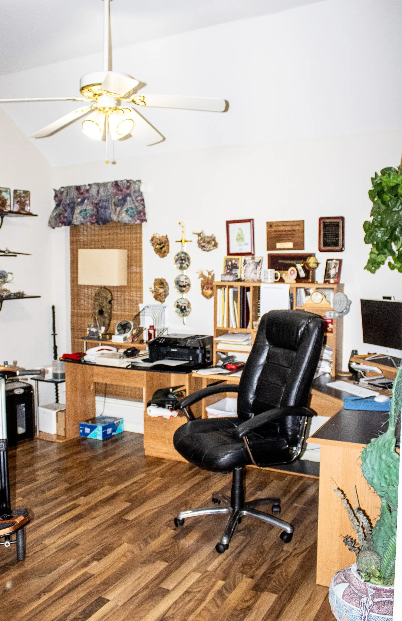 Single Family Residence For Sale in Tarrant County , 3416 Doris Walker Trail, Burleson, Texas 76028, 3 Bedroom, 2 Bathroom, 3 Garage spaces, 2,780 Sqft, built in 2002, Preowned, mls#21234312, Real Estate Agent in Burleson, Homes For Sale in Tarrant county, Homes For Sale in Burleson, Realtor in Burleson Texas, Real Estate Brokerage Independent Realty Texas, Luminita Cordes Realtor
