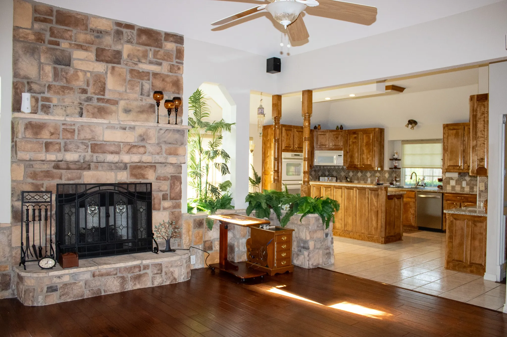 Single Family Residence For Sale in Tarrant County , 3416 Doris Walker Trail, Burleson, Texas 76028, 3 Bedroom, 2 Bathroom, 3 Garage spaces, 2,780 Sqft, built in 2002, Preowned, mls#21234312, Real Estate Agent in Burleson, Homes For Sale in Tarrant county, Homes For Sale in Burleson, Realtor in Burleson Texas, Real Estate Brokerage Independent Realty Texas, Luminita Cordes Realtor