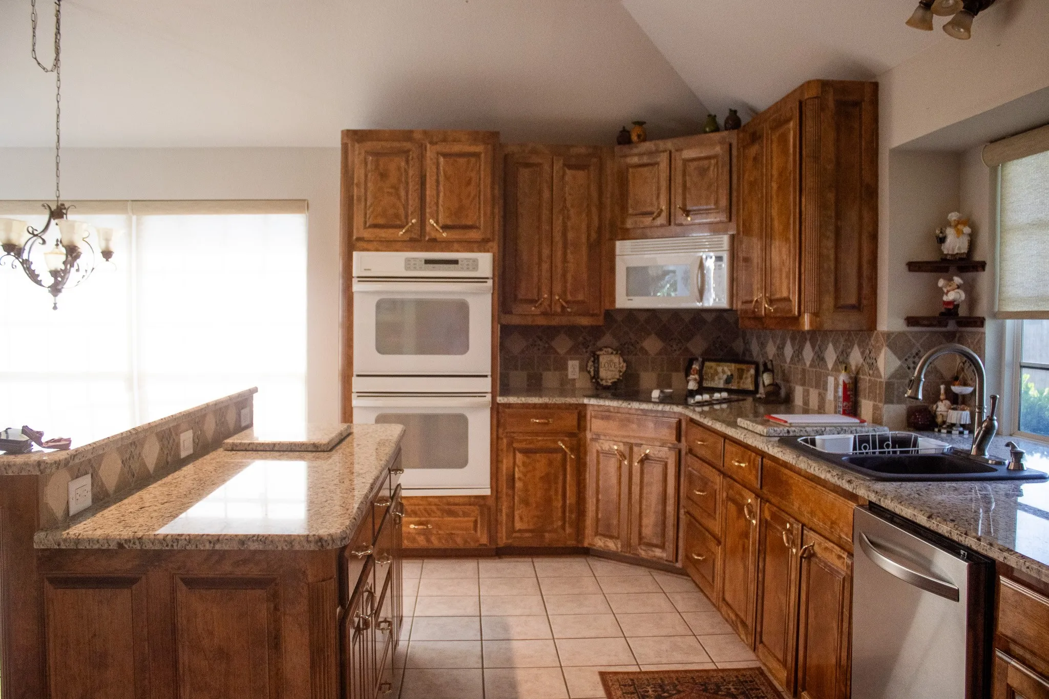 Single Family Residence For Sale in Tarrant County , 3416 Doris Walker Trail, Burleson, Texas 76028, 3 Bedroom, 2 Bathroom, 3 Garage spaces, 2,780 Sqft, built in 2002, Preowned, mls#21234312, Real Estate Agent in Burleson, Homes For Sale in Tarrant county, Homes For Sale in Burleson, Realtor in Burleson Texas, Real Estate Brokerage Independent Realty Texas, Luminita Cordes Realtor
