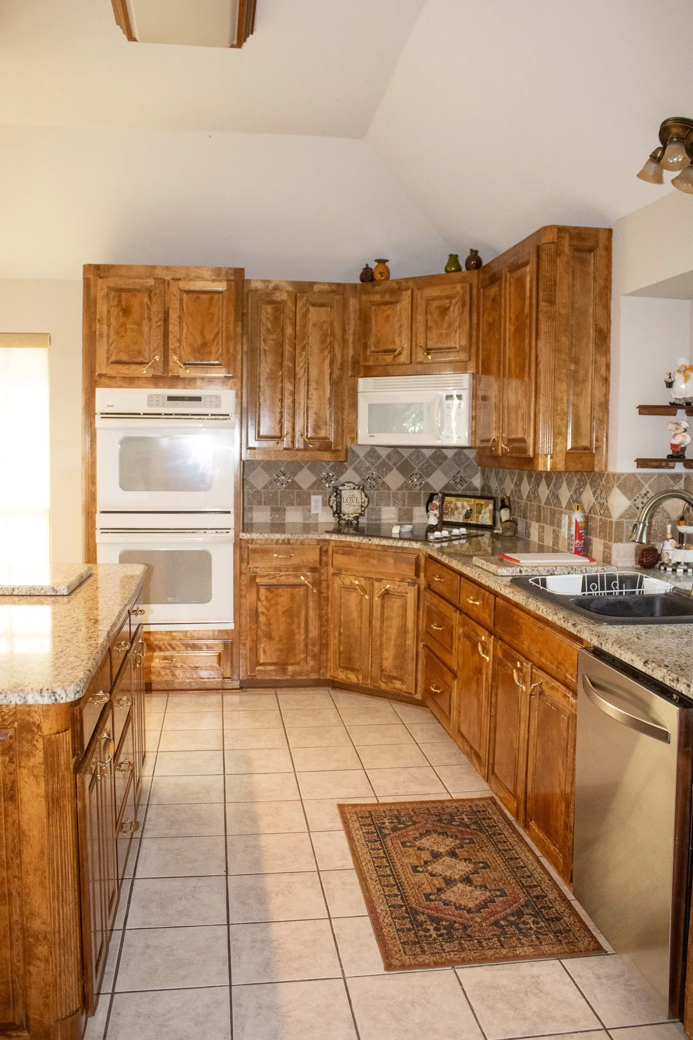 Single Family Residence For Sale in Tarrant County , 3416 Doris Walker Trail, Burleson, Texas 76028, 3 Bedroom, 2 Bathroom, 3 Garage spaces, 2,780 Sqft, built in 2002, Preowned, mls#21234312, Real Estate Agent in Burleson, Homes For Sale in Tarrant county, Homes For Sale in Burleson, Realtor in Burleson Texas, Real Estate Brokerage Independent Realty Texas, Luminita Cordes Realtor