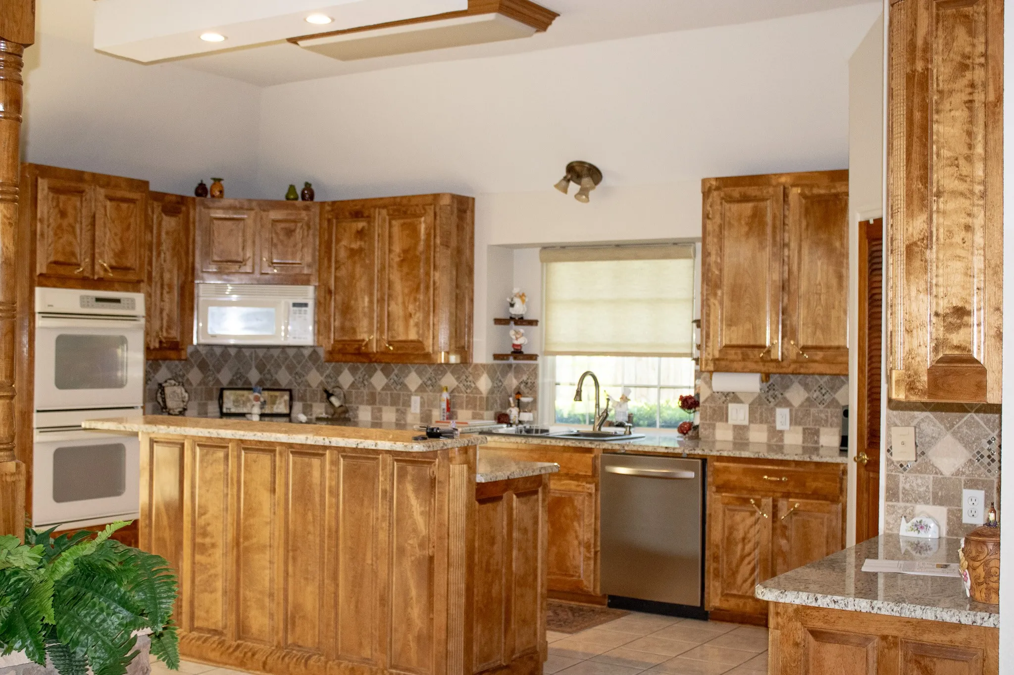 Single Family Residence For Sale in Tarrant County , 3416 Doris Walker Trail, Burleson, Texas 76028, 3 Bedroom, 2 Bathroom, 3 Garage spaces, 2,780 Sqft, built in 2002, Preowned, mls#21234312, Real Estate Agent in Burleson, Homes For Sale in Tarrant county, Homes For Sale in Burleson, Realtor in Burleson Texas, Real Estate Brokerage Independent Realty Texas, Luminita Cordes Realtor