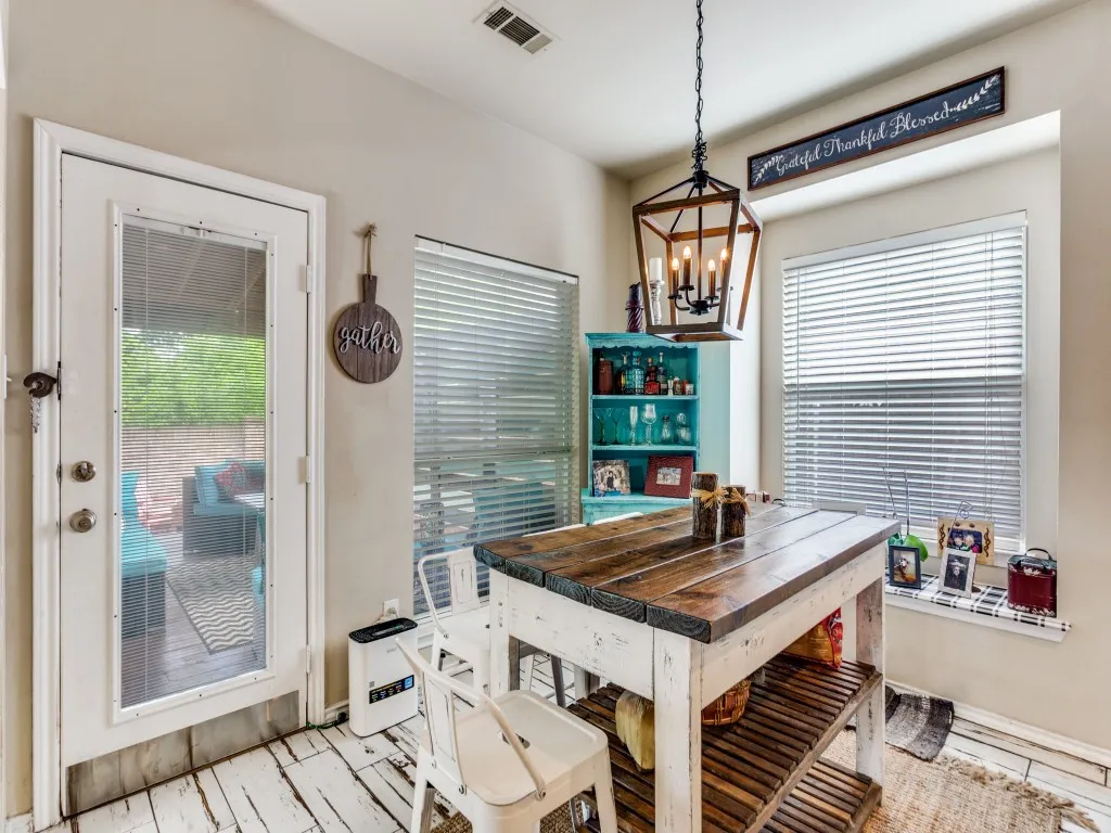 Single Family Residence For Sale in Tarrant County , 6811 Shore Breeze Court, Arlington, Texas 76016, 4 Bedroom, 3 Bathroom, 2 Garage spaces, 2,462 Sqft, built in 2006, Preowned, mls#21236163, Real Estate Agent in Arlington, Homes For Sale in Tarrant county, Homes For Sale in Arlington, Realtor in Arlington Texas, Real Estate Brokerage Independent Realty Texas, Luminita Cordes Realtor