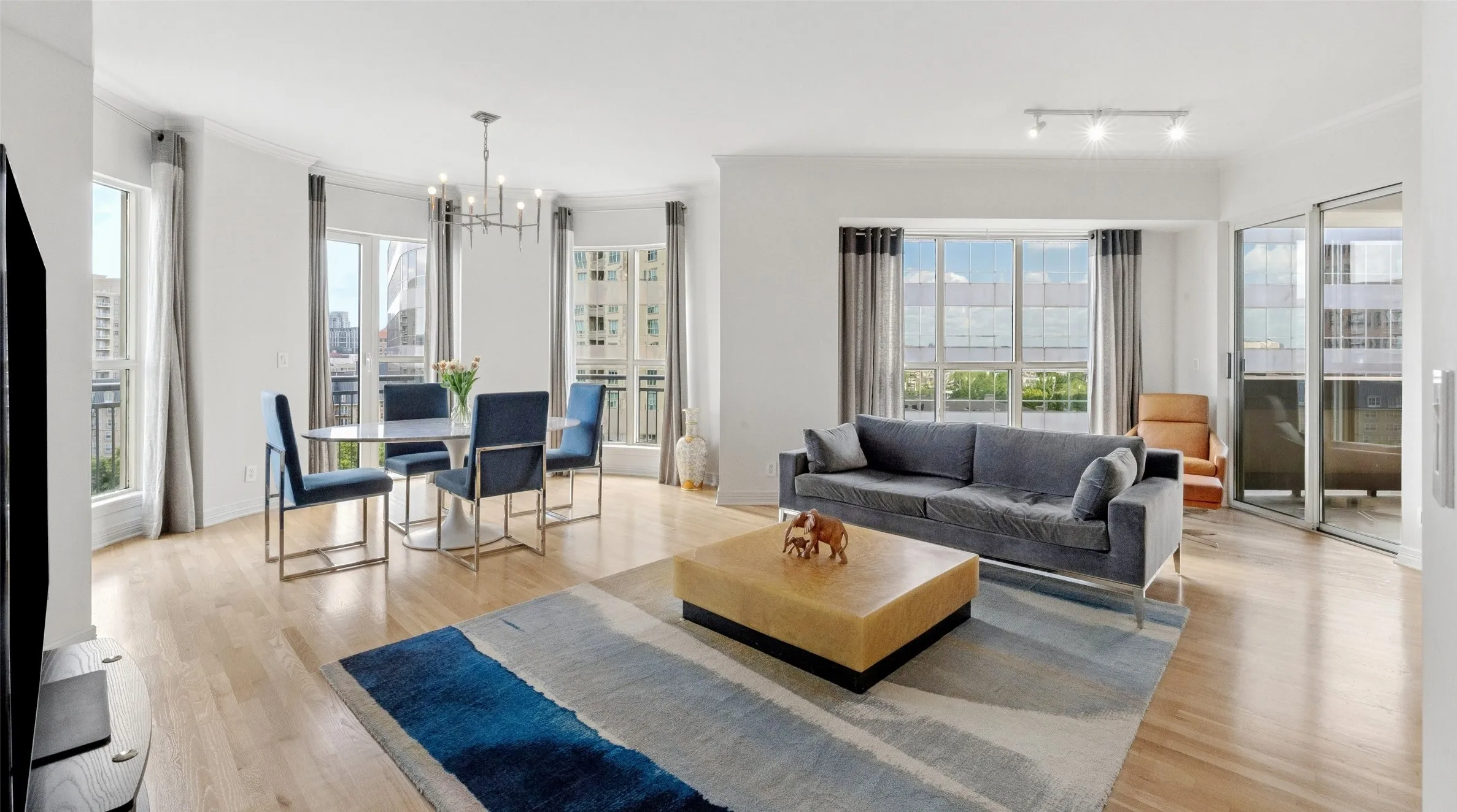 Condominium For Sale in Dallas County , 3401 Lee Parkway 1003, Dallas, Texas 75219, 2 Bedroom, 2 Bathroom, 2 Garage spaces, 1,730 Sqft, built in 1998, Preowned, mls#21236745, Real Estate Agent in Dallas, Homes For Sale in Dallas county, Homes For Sale in Dallas, Realtor in Dallas Texas, Real Estate Brokerage Independent Realty Texas, Luminita Cordes Realtor
