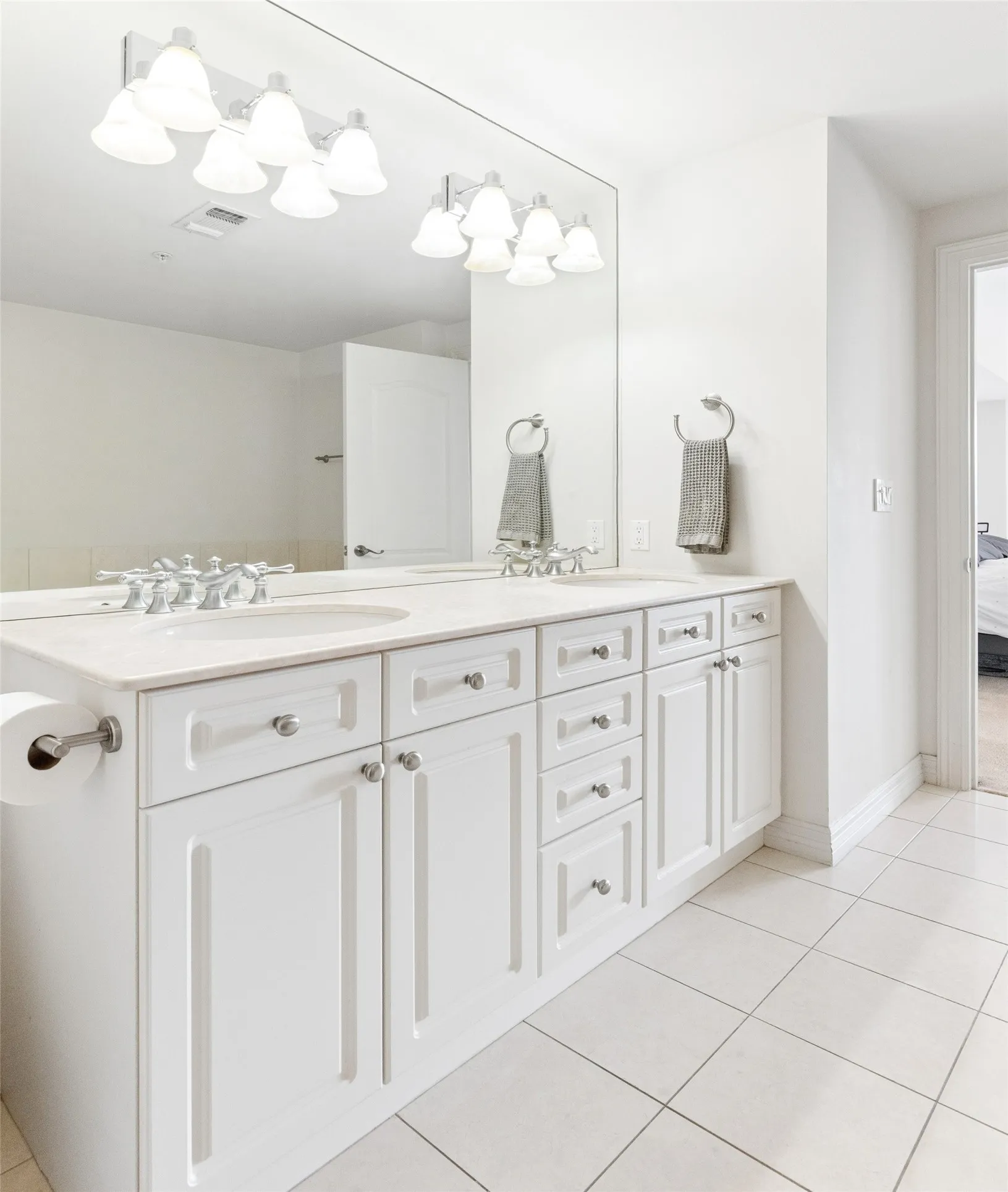 Condominium For Sale in Dallas County , 3401 Lee Parkway 1003, Dallas, Texas 75219, 2 Bedroom, 2 Bathroom, 2 Garage spaces, 1,730 Sqft, built in 1998, Preowned, mls#21236745, Real Estate Agent in Dallas, Homes For Sale in Dallas county, Homes For Sale in Dallas, Realtor in Dallas Texas, Real Estate Brokerage Independent Realty Texas, Luminita Cordes Realtor