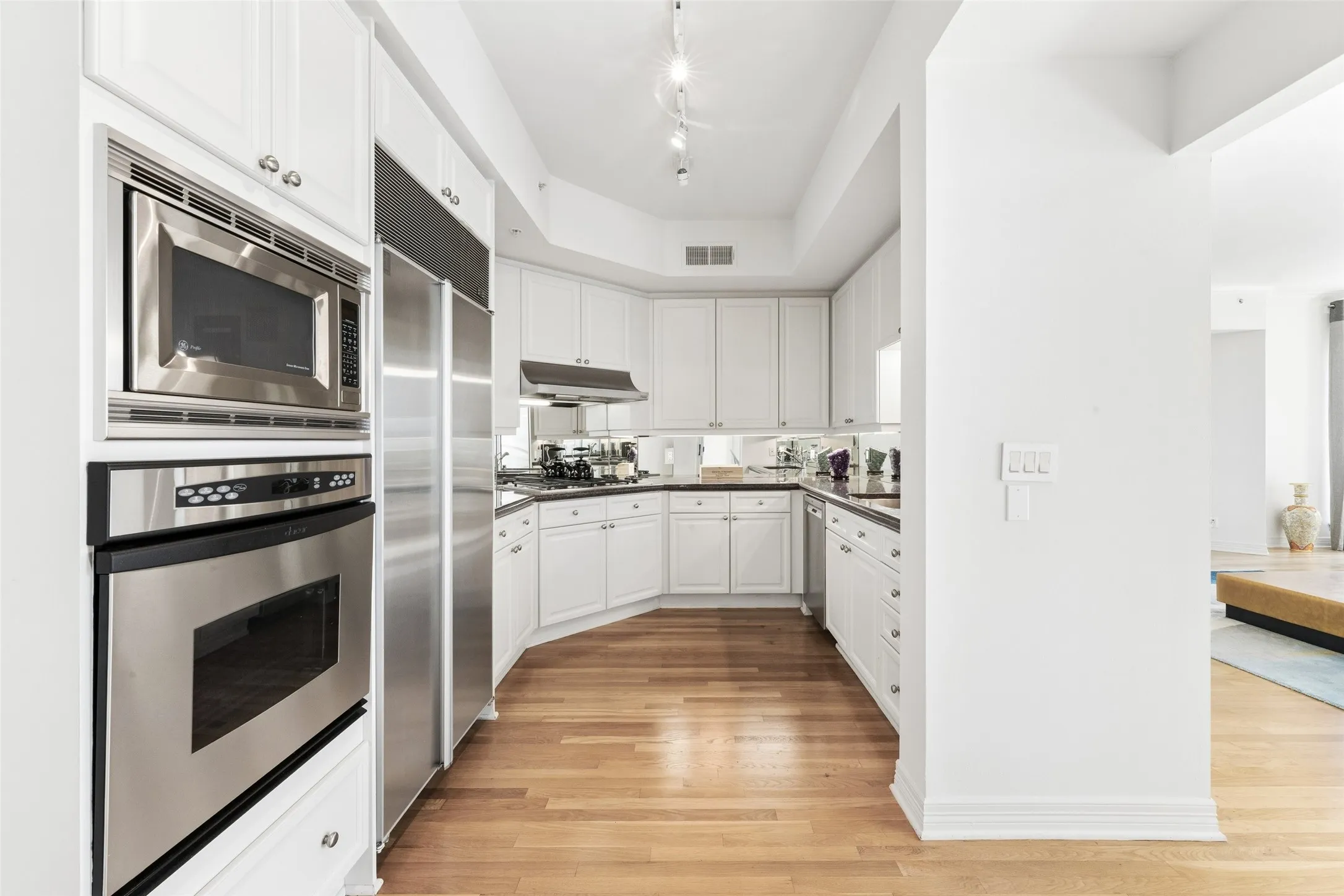 Condominium For Sale in Dallas County , 3401 Lee Parkway 1003, Dallas, Texas 75219, 2 Bedroom, 2 Bathroom, 2 Garage spaces, 1,730 Sqft, built in 1998, Preowned, mls#21236745, Real Estate Agent in Dallas, Homes For Sale in Dallas county, Homes For Sale in Dallas, Realtor in Dallas Texas, Real Estate Brokerage Independent Realty Texas, Luminita Cordes Realtor
