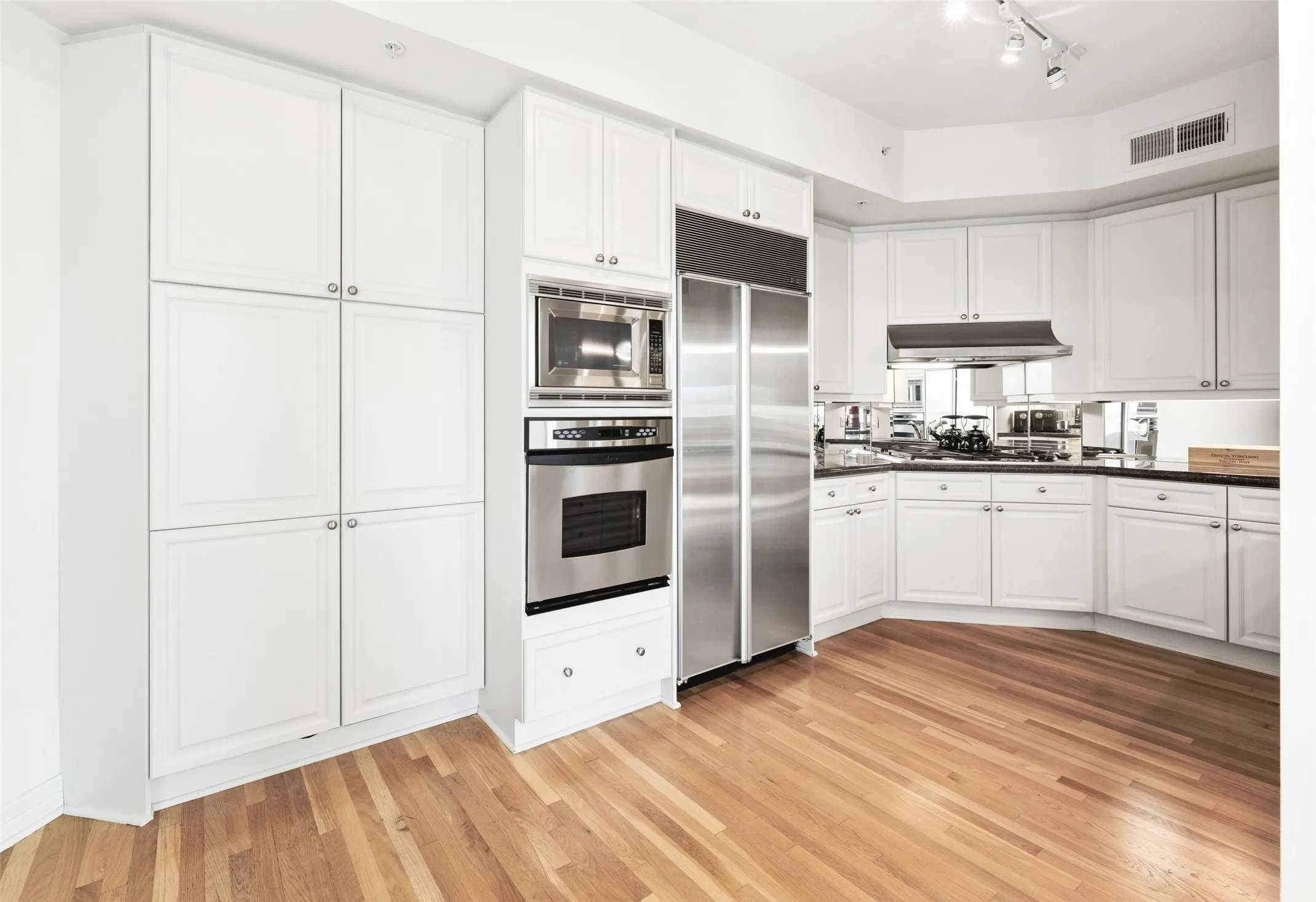 Condominium For Sale in Dallas County , 3401 Lee Parkway 1003, Dallas, Texas 75219, 2 Bedroom, 2 Bathroom, 2 Garage spaces, 1,730 Sqft, built in 1998, Preowned, mls#21236745, Real Estate Agent in Dallas, Homes For Sale in Dallas county, Homes For Sale in Dallas, Realtor in Dallas Texas, Real Estate Brokerage Independent Realty Texas, Luminita Cordes Realtor