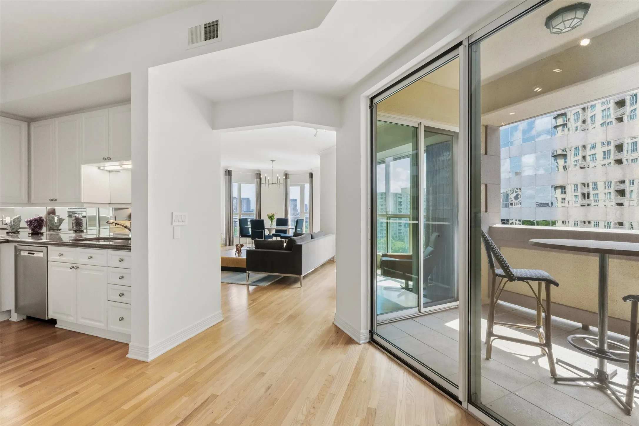 Condominium For Sale in Dallas County , 3401 Lee Parkway 1003, Dallas, Texas 75219, 2 Bedroom, 2 Bathroom, 2 Garage spaces, 1,730 Sqft, built in 1998, Preowned, mls#21236745, Real Estate Agent in Dallas, Homes For Sale in Dallas county, Homes For Sale in Dallas, Realtor in Dallas Texas, Real Estate Brokerage Independent Realty Texas, Luminita Cordes Realtor