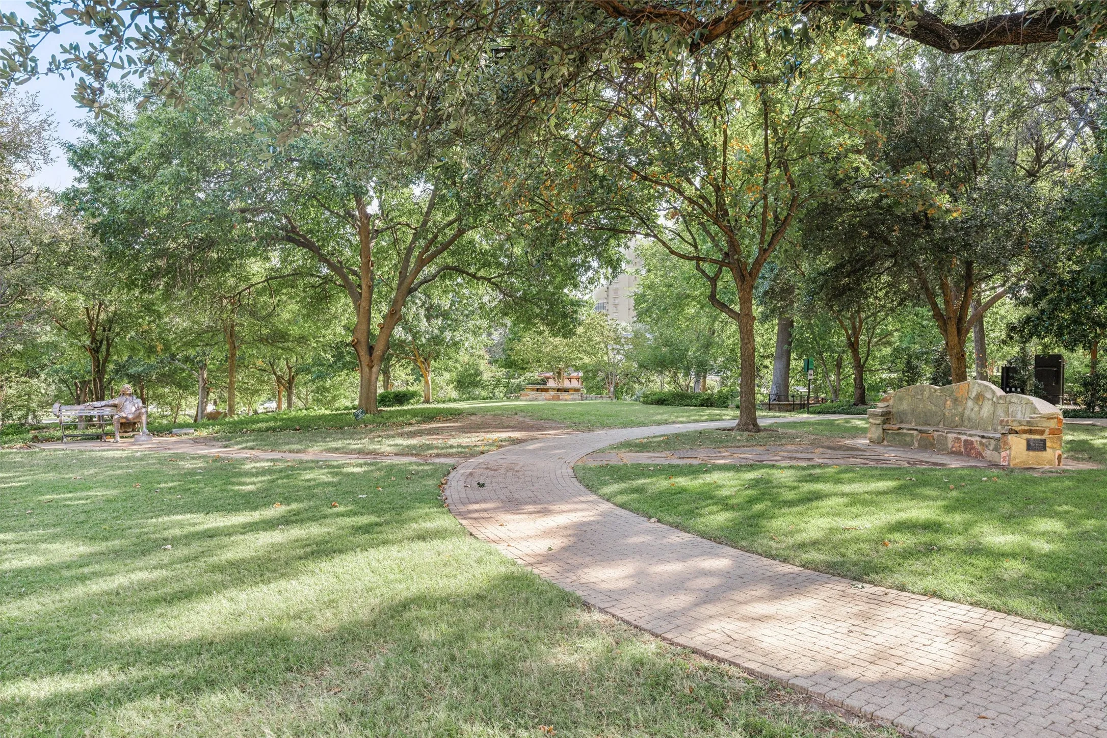 Condominium For Sale in Dallas County , 3401 Lee Parkway 1003, Dallas, Texas 75219, 2 Bedroom, 2 Bathroom, 2 Garage spaces, 1,730 Sqft, built in 1998, Preowned, mls#21236745, Real Estate Agent in Dallas, Homes For Sale in Dallas county, Homes For Sale in Dallas, Realtor in Dallas Texas, Real Estate Brokerage Independent Realty Texas, Luminita Cordes Realtor
