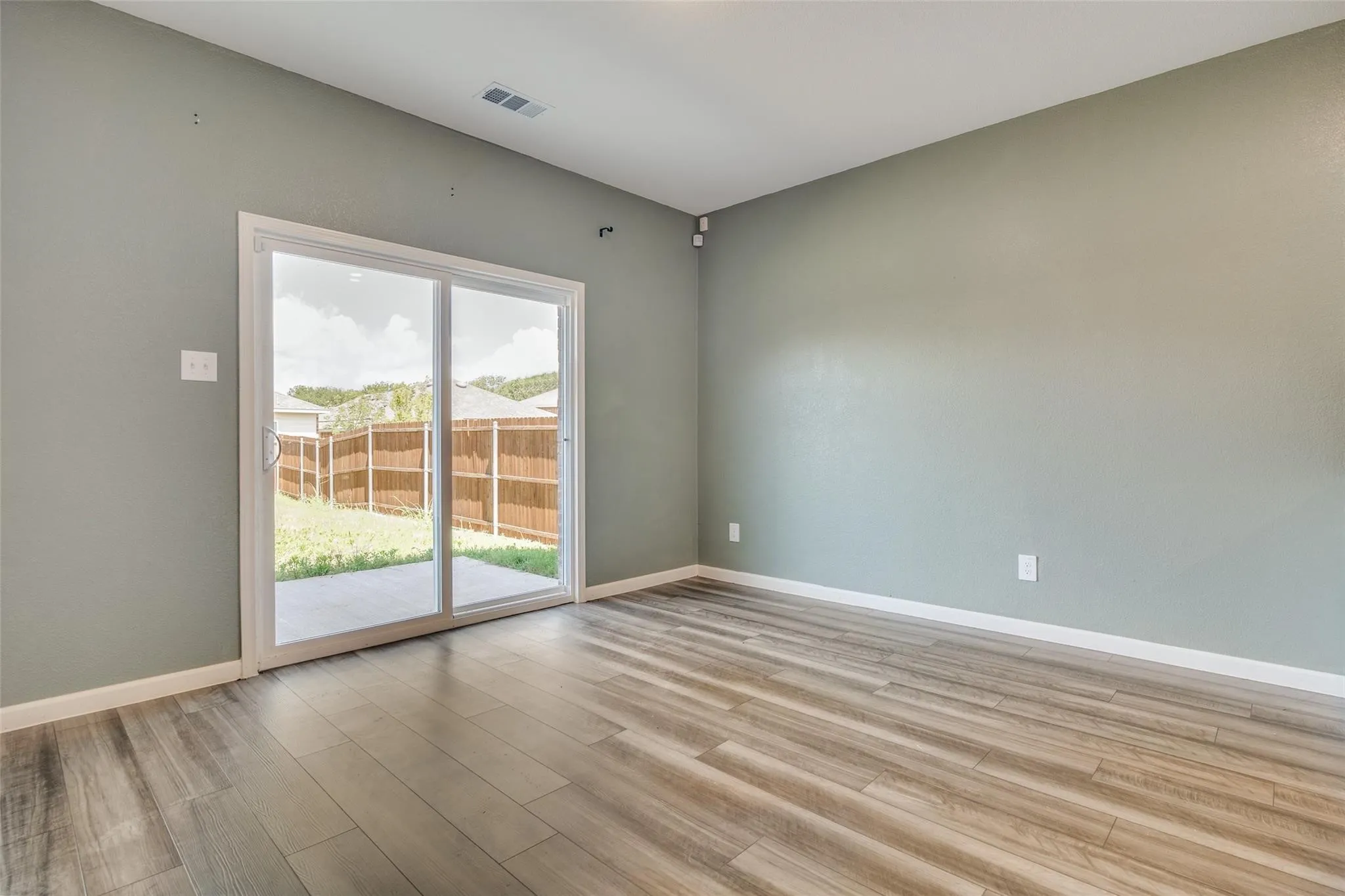 Single Family Residence For Rent in Collin County , 731 Yorkshire Drive, Lavon, Texas 75166, 4 Bedroom, 4 Bathroom, 2 Garage spaces, 2,542 Sqft, built in 2022, mls#21236788, Real Estate Agent in Lavon, Homes For Rent in Collin county, Homes For Rent in Lavon, Realtor in Lavon Texas, Real Estate Brokerage Independent Realty Texas, Luminita Cordes Realtor