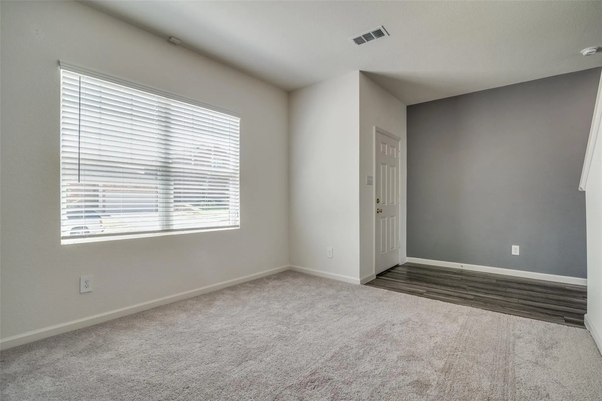 Single Family Residence For Rent in Collin County , 731 Yorkshire Drive, Lavon, Texas 75166, 4 Bedroom, 4 Bathroom, 2 Garage spaces, 2,542 Sqft, built in 2022, mls#21236788, Real Estate Agent in Lavon, Homes For Rent in Collin county, Homes For Rent in Lavon, Realtor in Lavon Texas, Real Estate Brokerage Independent Realty Texas, Luminita Cordes Realtor