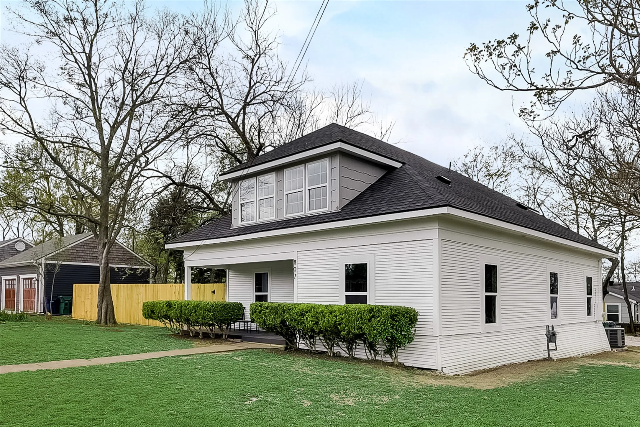 Single Family Residence For Sale in Collin County , 807 Florence Street, Mc Kinney, Texas 75069, 4 Bedrooms, 3 Bathrooms, Garage spaces, 1,847 Sqft, built in 1930, Preowned, Price $625,000, mls#21236797, Real Estate Agent in Mc Kinney, Homes For Sale in Collin county, Homes For Sale in Mc Kinney, Realtor in Mc Kinney Texas, Real Estate Brokerage Independent Realty Texas, Luminita Cordes Realtor
