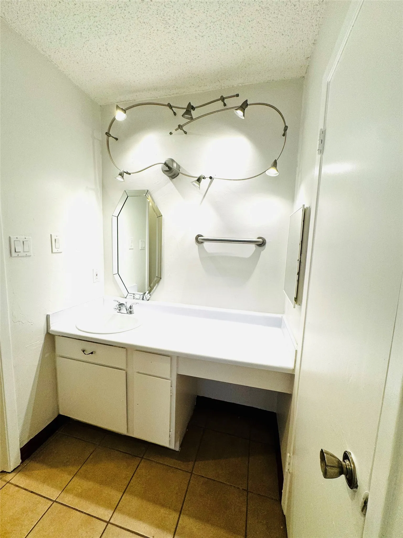 Condominium For Rent in Dallas County , 7152 Fair Oaks Avenue 2087, Dallas, Texas 75231, 2 Bedrooms, 2 Bathrooms, Garage spaces, 939 Sqft, built in 1975, Price $1,200, mls#21236813, Real Estate Agent in Dallas, Homes For Rent in Dallas county, Homes For Rent in Dallas, Realtor in Dallas Texas, Real Estate Brokerage Independent Realty Texas, Luminita Cordes Realtor