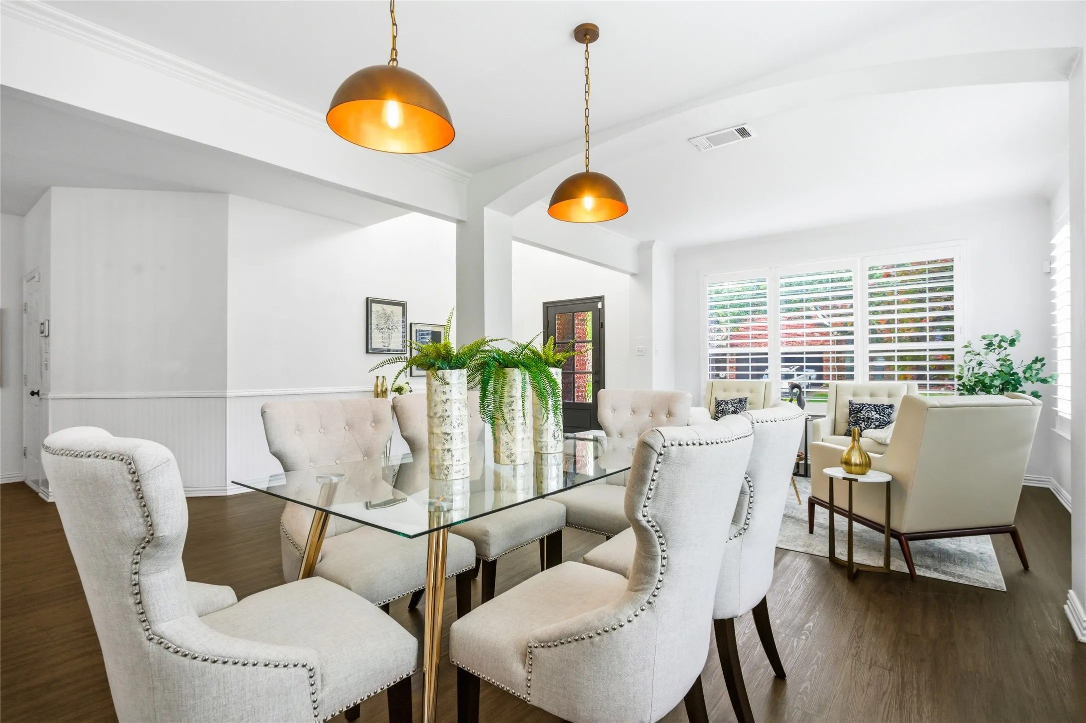 Nice size dining area with lots natural light,