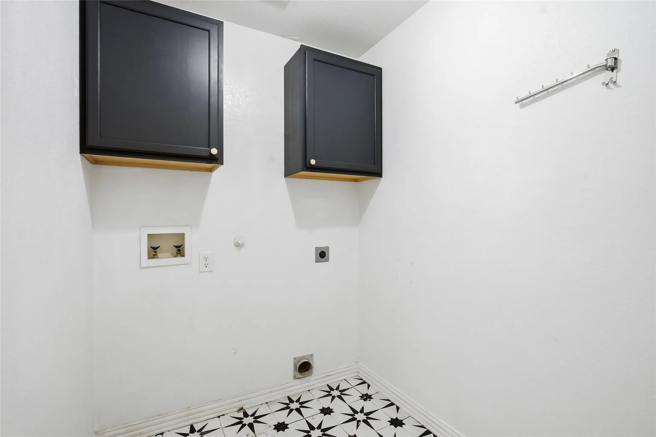 Full size laundry room with built in cabin