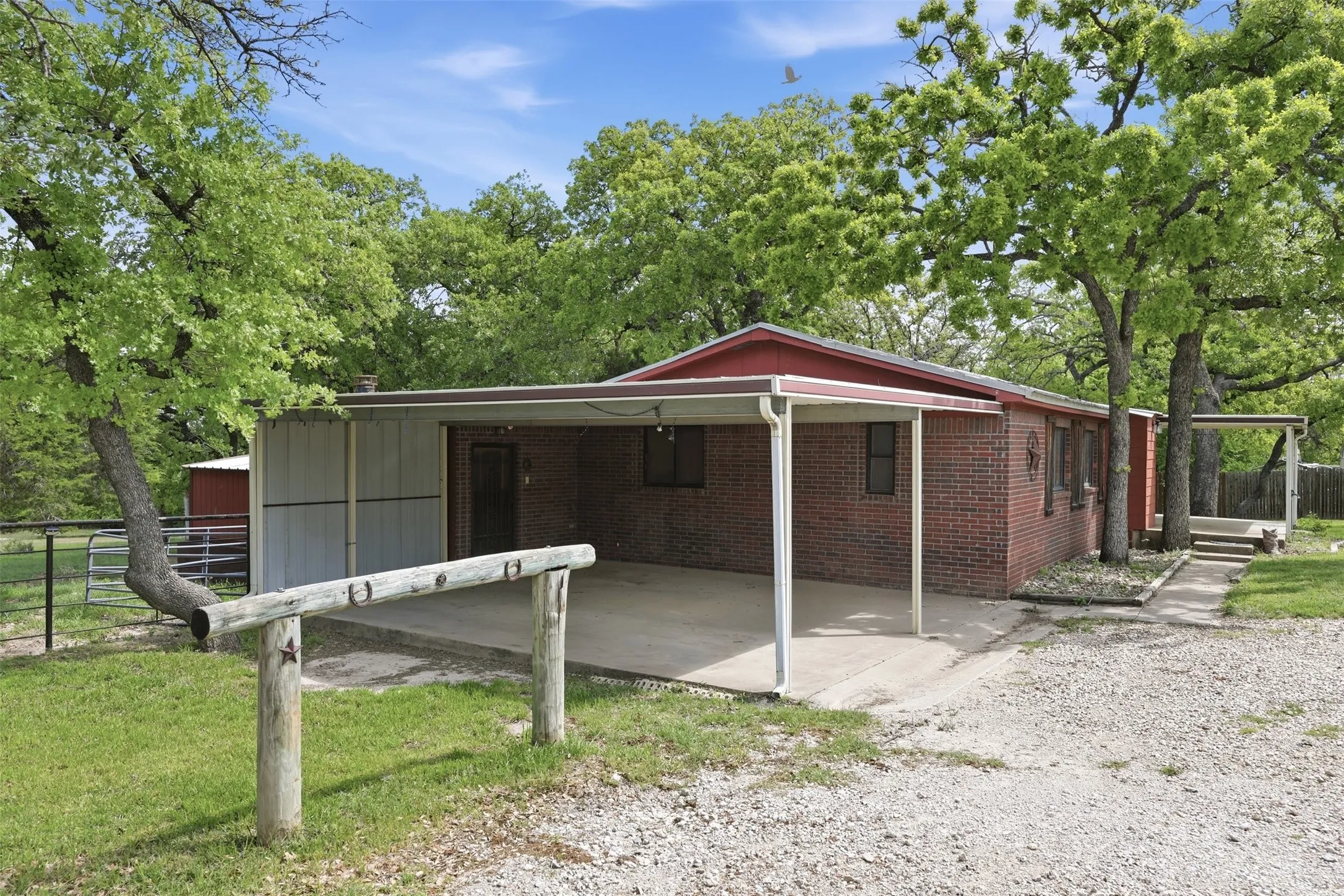 Farm For Sale in Parker County , 591 Mcfarland Lane, Weatherford, Texas 76088, 3 Bedroom, 2 Bathroom, Garage spaces, 1,632 Sqft, built in 1983, Preowned, mls#21235478, Real Estate Agent in Weatherford, Homes For Sale in Parker county, Homes For Sale in Weatherford, Realtor in Weatherford Texas, Real Estate Brokerage Independent Realty Texas, Luminita Cordes Realtor